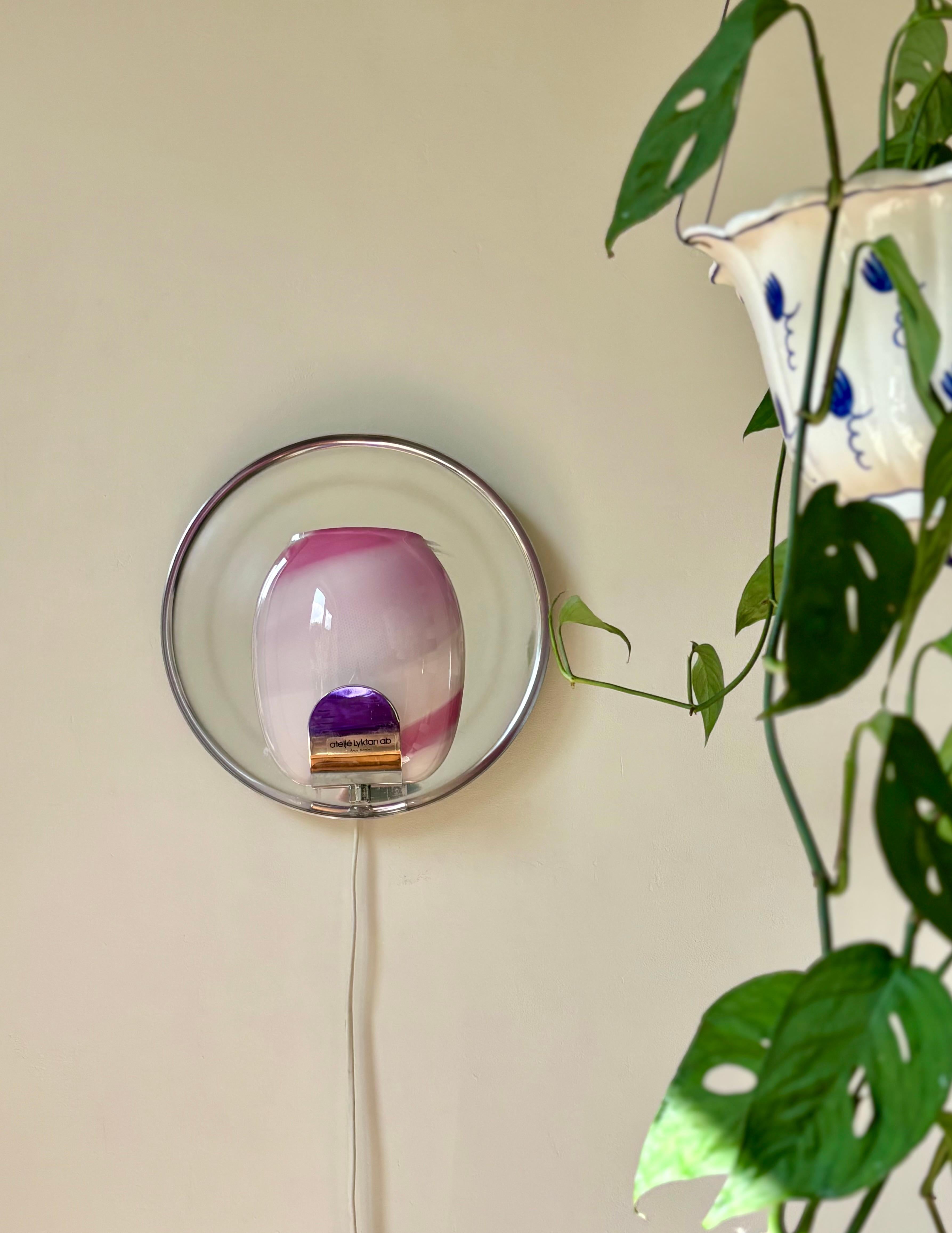 Applique murale en verre d'art rose et chrome Ateljé Lyktan, 1970 en vente 11