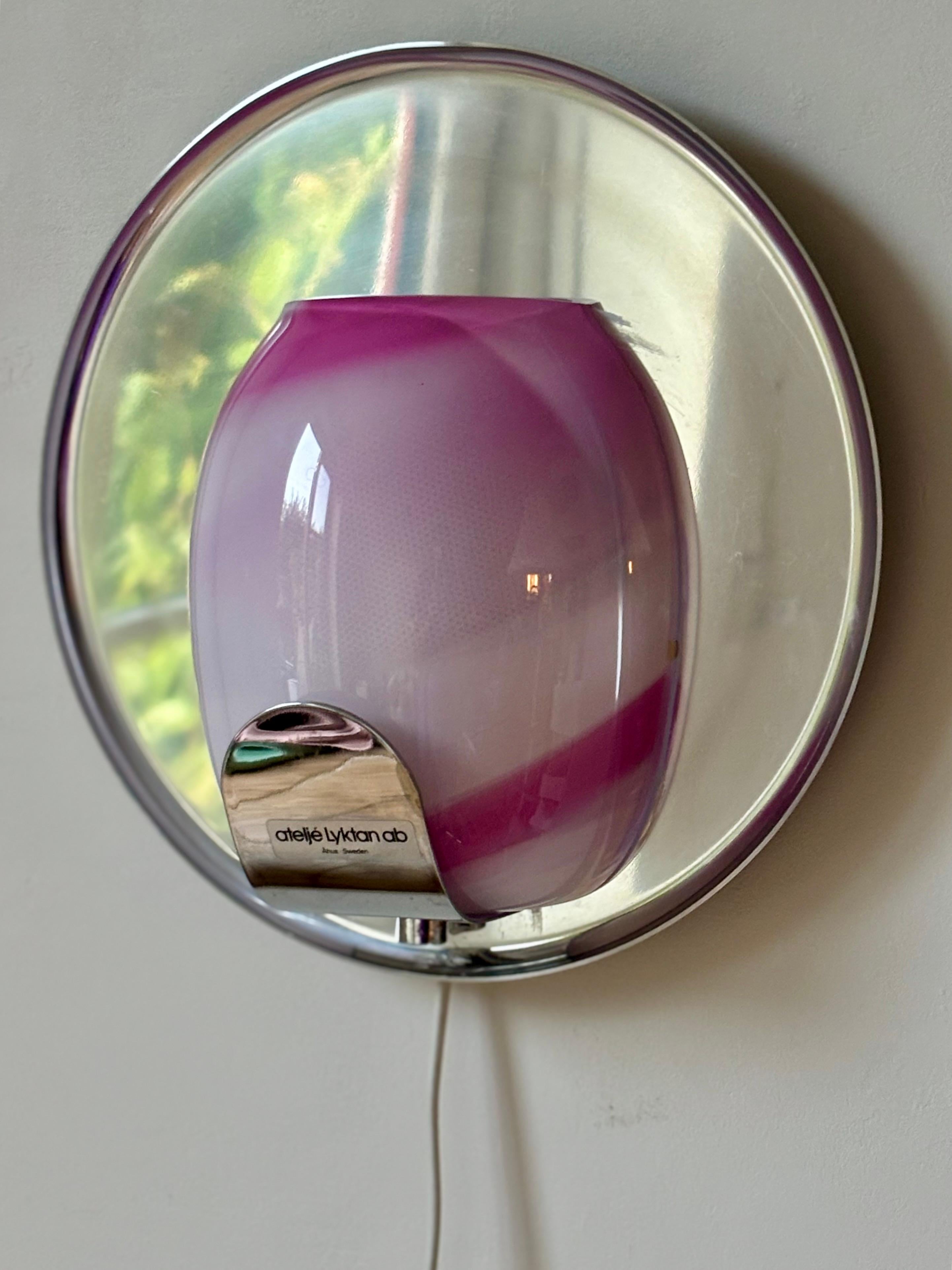Scandinave moderne Applique murale en verre d'art rose et chrome Ateljé Lyktan, 1970 en vente