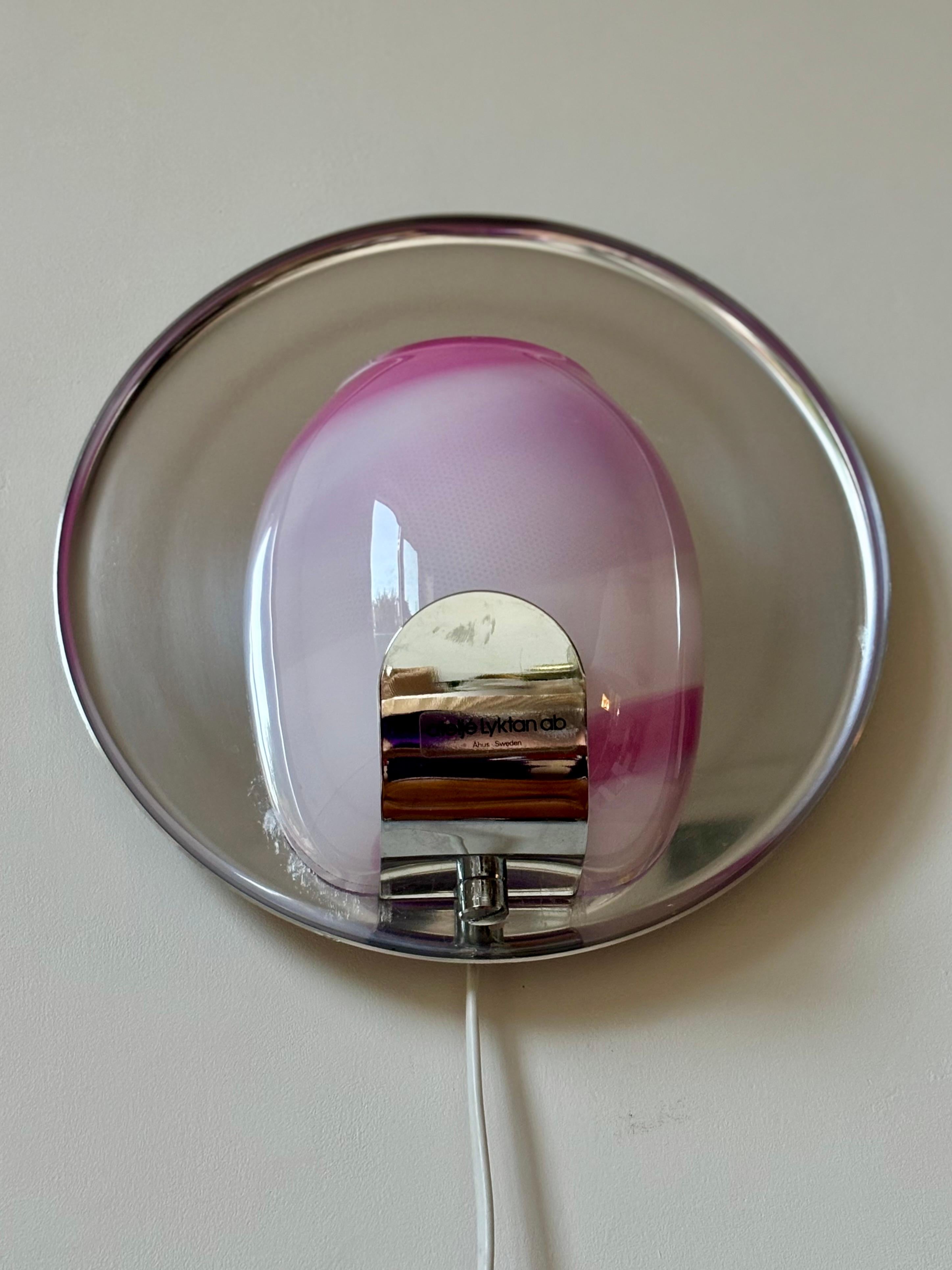 Suédois Applique murale en verre d'art rose et chrome Ateljé Lyktan, 1970 en vente