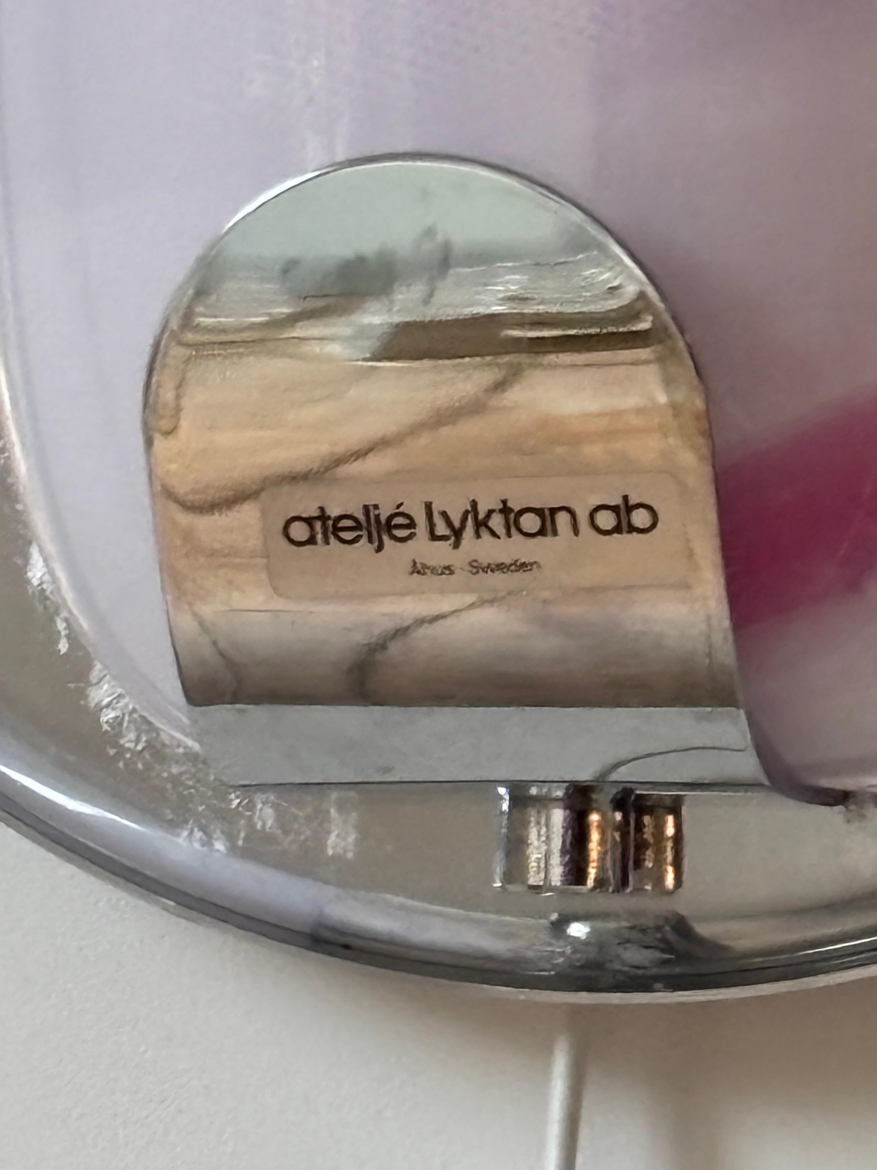 Fait main Applique murale en verre d'art rose et chrome Ateljé Lyktan, 1970 en vente