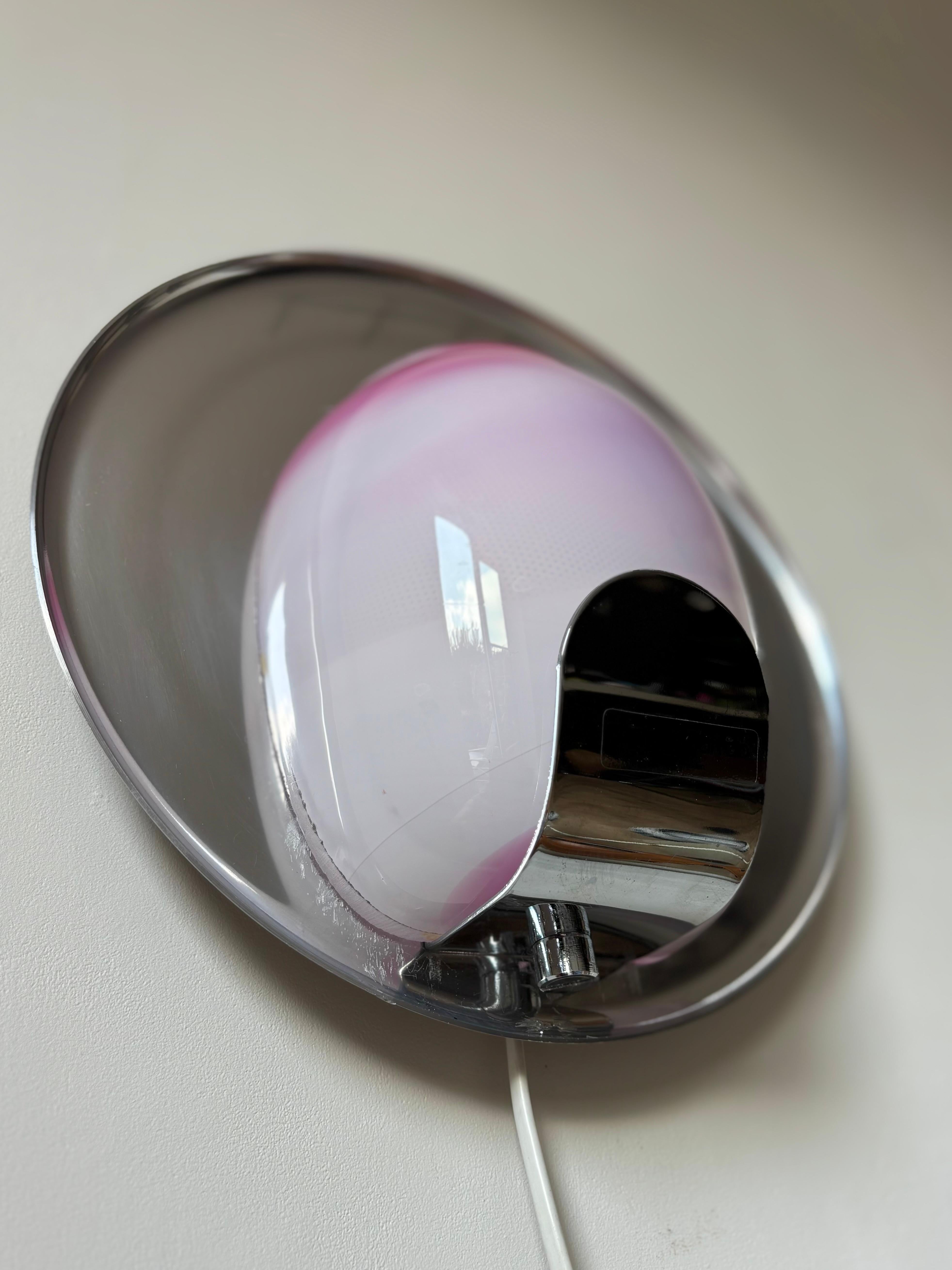 Applique murale en verre d'art rose et chrome Ateljé Lyktan, 1970 en vente 1