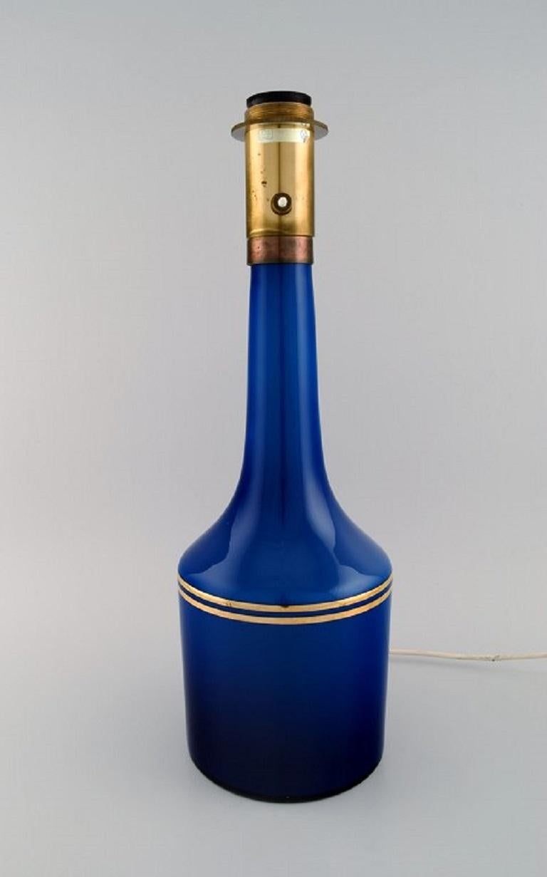 Ateljé Lyktan, Sweden. 
Large table lamp in dark blue mouth-blown art glass with gold decoration. 
1960s.
Measures: 50.5 x 16 cm (incl. Socket).
In excellent condition.