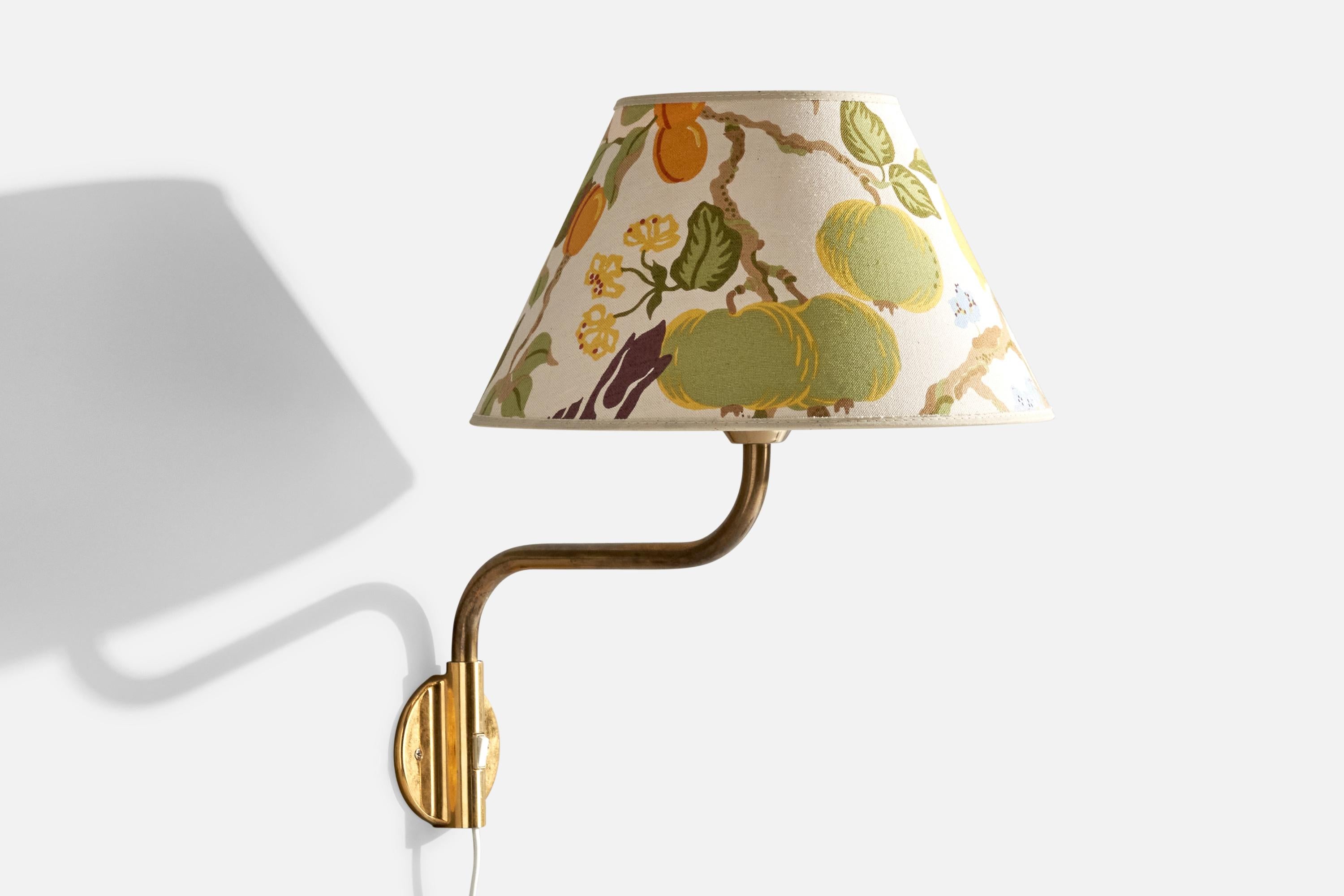 A brass and floral printed fabric wall light produced by Ateljé Lyktan, Sweden, c. 1970s. 

Brand new lampshade upholstered in a Josef Frank fabric. 

Overall Dimensions (inches): 16.25 ” H x  13” W x  15.625“D
Back Plate Dimensions (Inches):