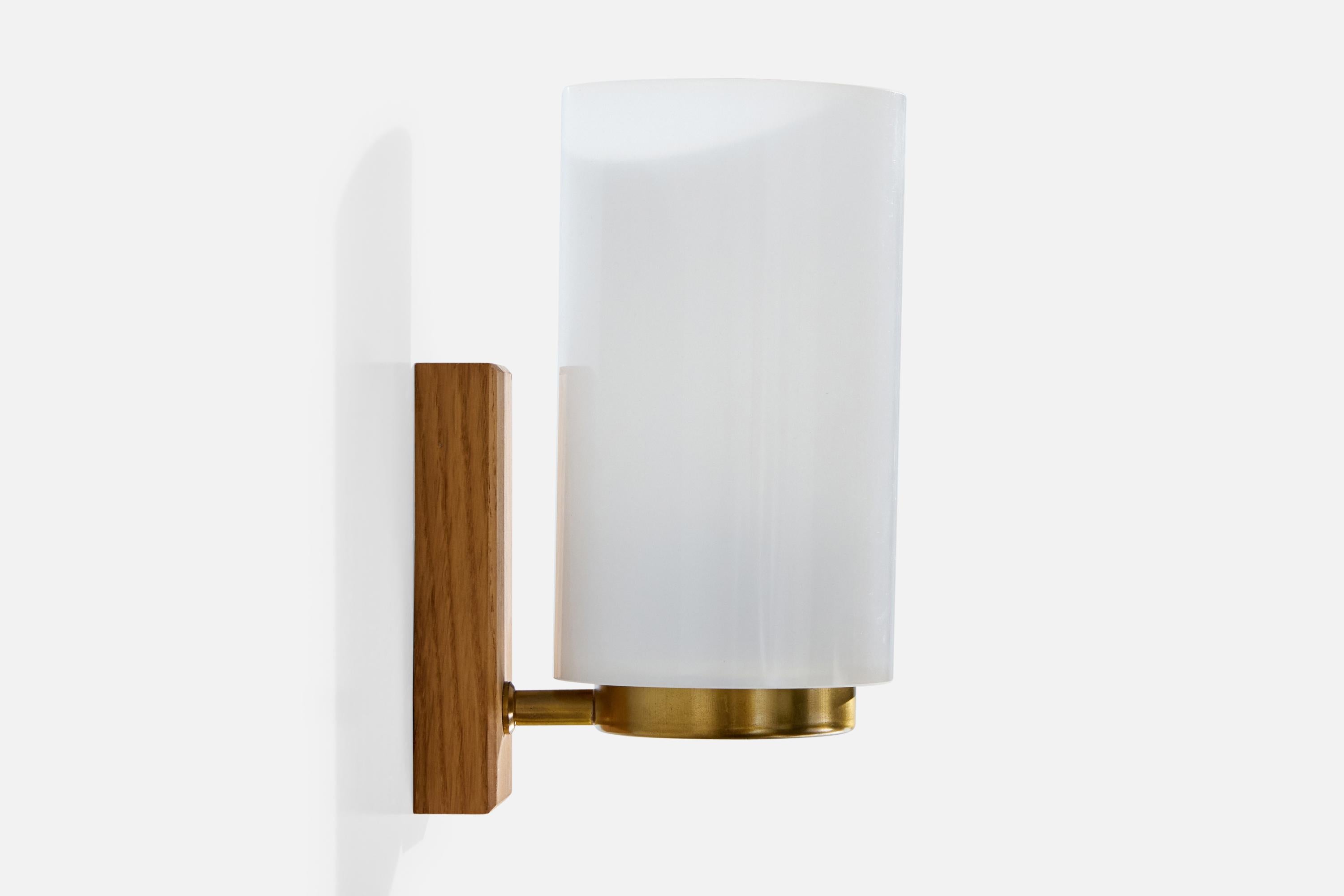 Ateljé Lyktan, Wall Lights, Oak, Brass, Acrylic, Sweden, 1960s In Good Condition For Sale In High Point, NC