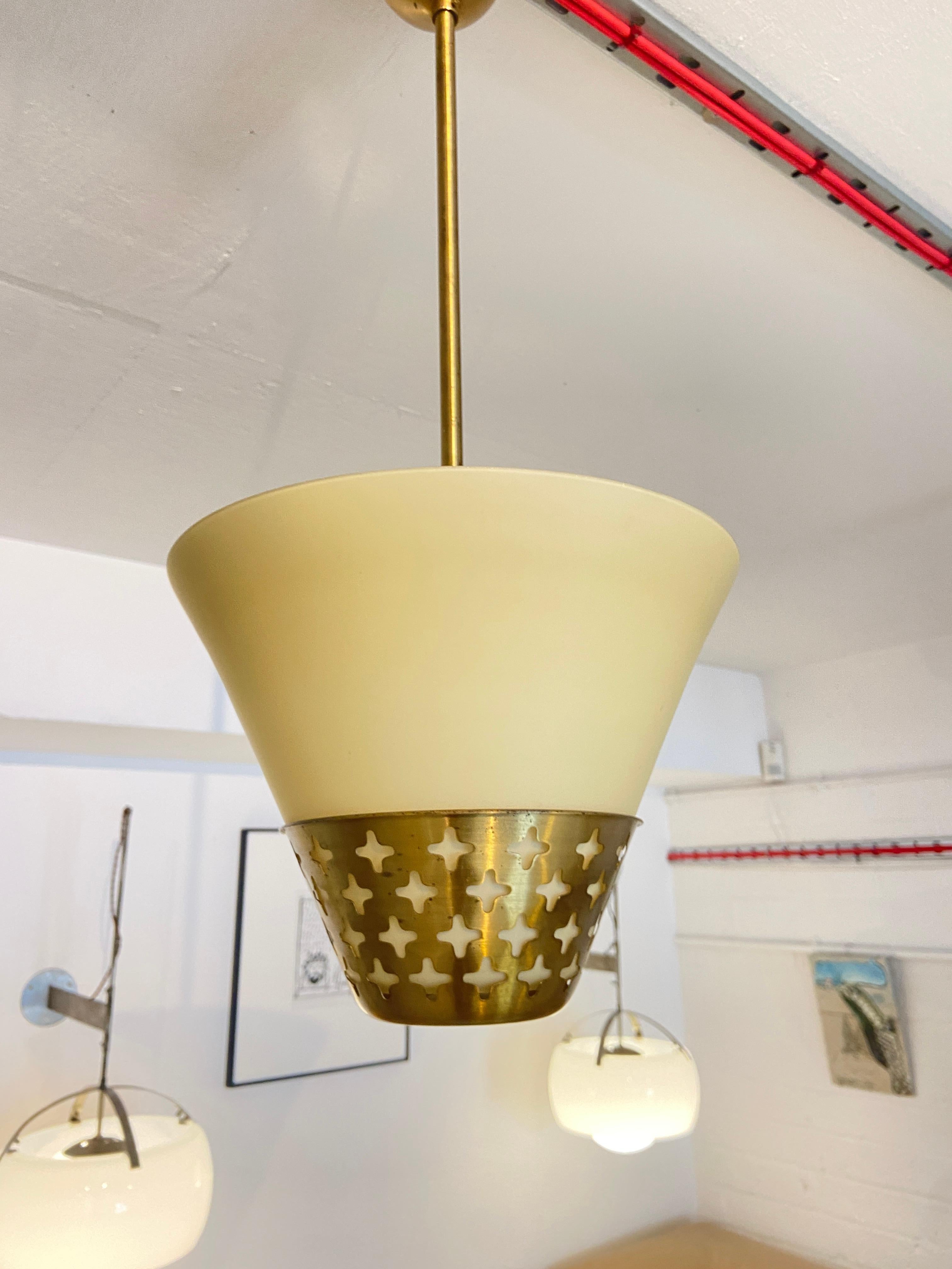 Scandinavo moderno Ciondolo Atelje in vendita