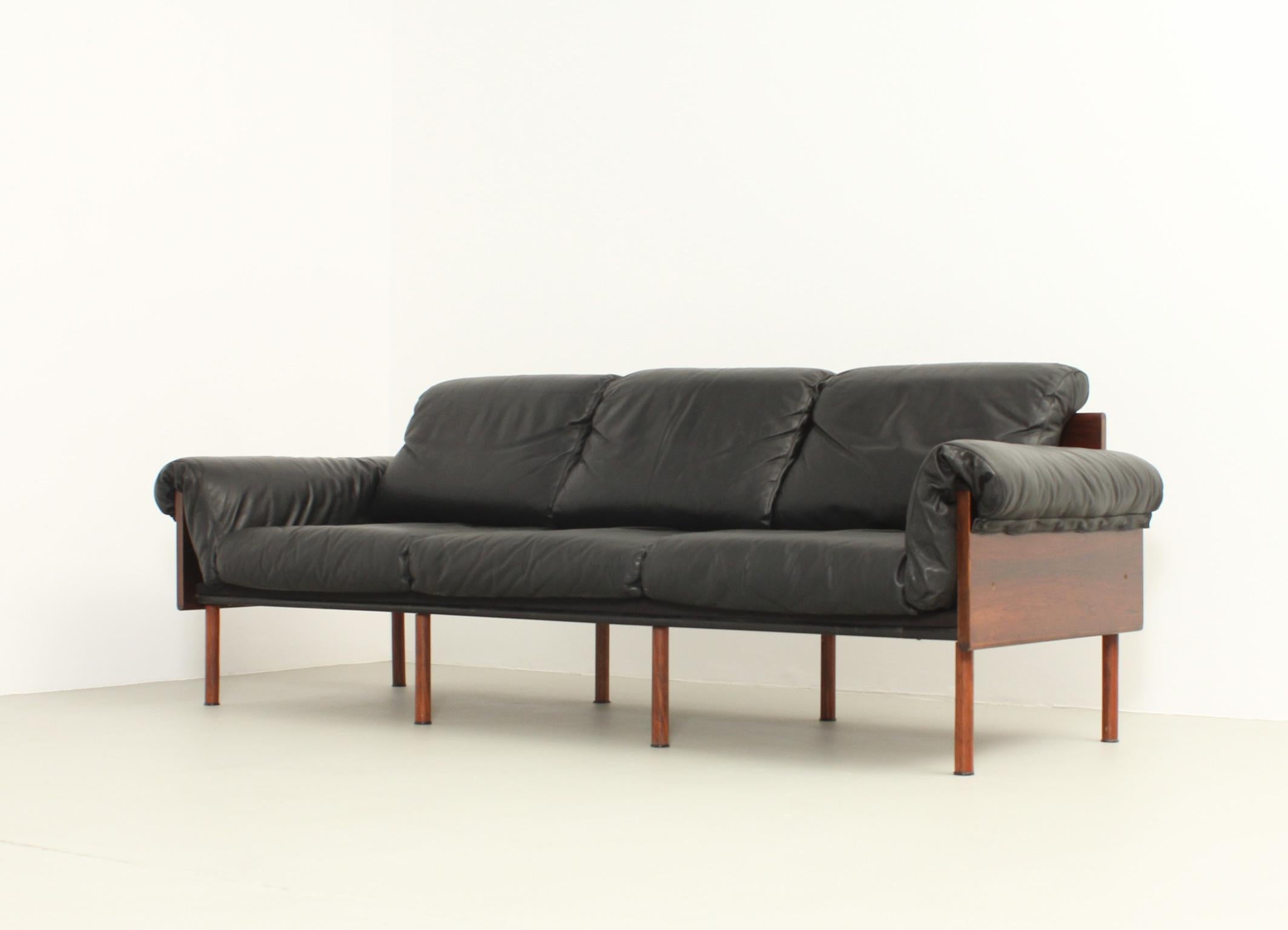 Sofa Ateljee designed in 1959 and produced in 1964 by finish designer Yrjö Kukkapuro for Haimi, Finland. Early edition in hardwood and wood legs with original black leather upholstery.