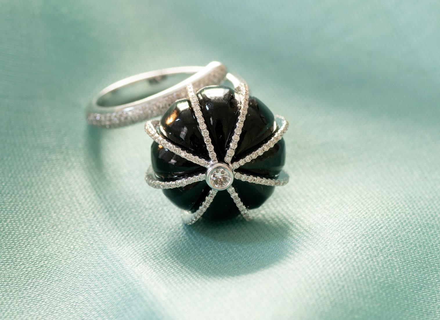 18 Karat White Gold Black Onyx and Diamond Cocktail Ring In New Condition For Sale In Mumbai, Maharashtra