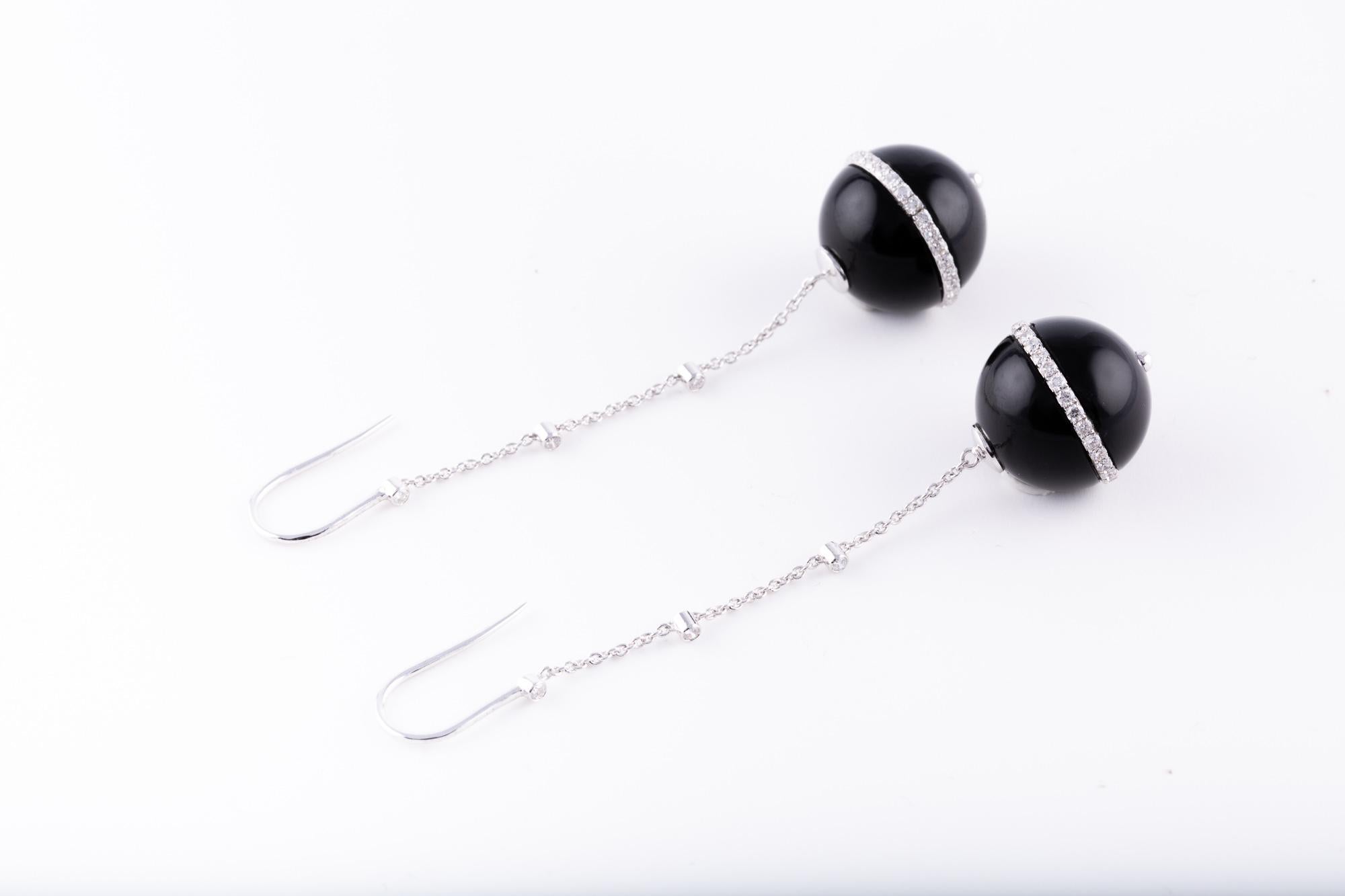 Atelo’s Boule Collection combines voluminous shapes with vivid colours, resulting in bold, free-spirited pieces with a charming elegance.

Black onyx and diamond earrings in 18 karat white gold.

White, brilliant-cut diamonds are set along the