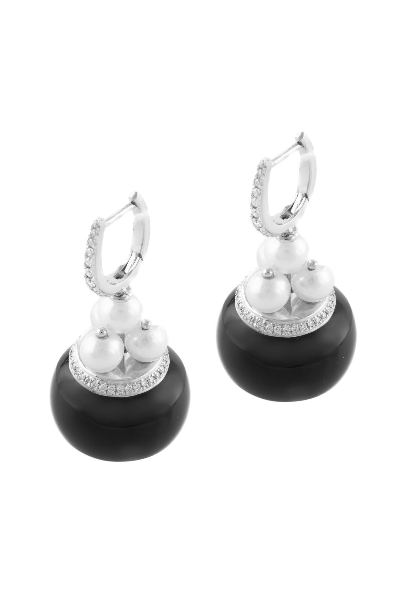 Atelo’s Boule Collection combines voluminous shapes with vivid colours, resulting in bold, free-spirited pieces with a charming elegance.

These stunning earrings in 18 karat white gold are made with black onyx, pearls and round diamonds.

South sea