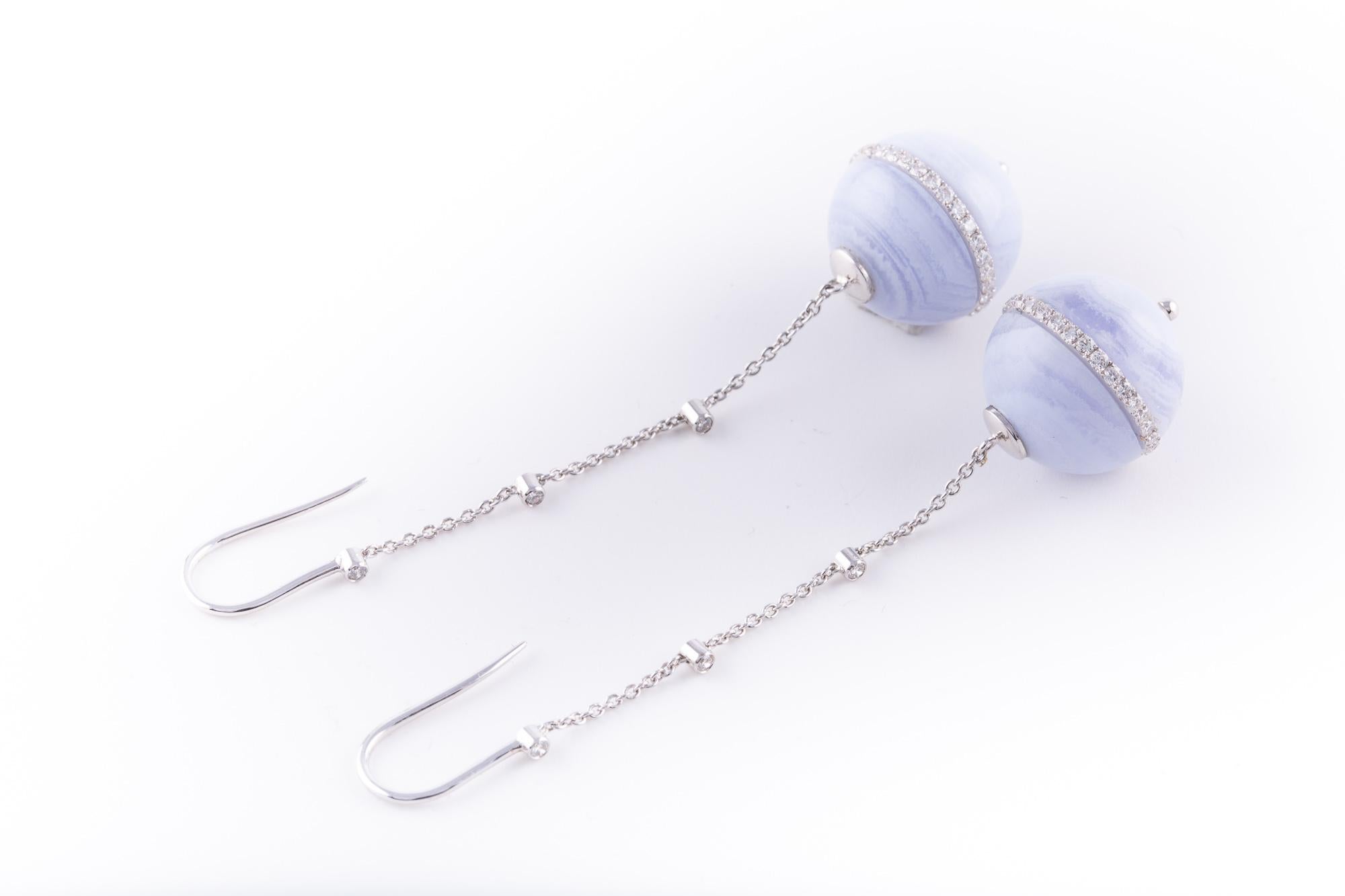 Atelo’s Boule Collection combines voluminous shapes with vivid colours, resulting in bold, free-spirited pieces with a charming elegance.

Lavender agate and diamond earrings in 18 karat white gold.

White, brilliant-cut diamonds are set along the