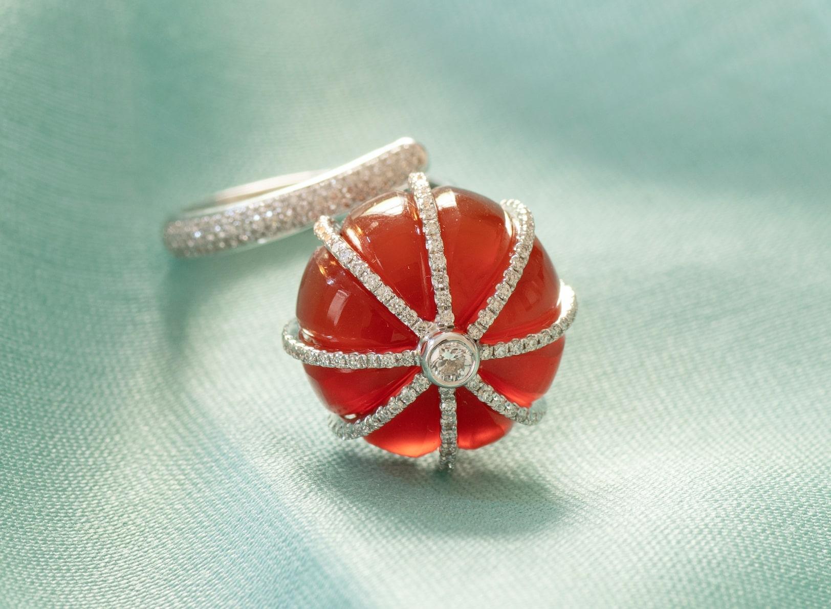 18 Karat White Gold Red Carnelian and Diamond Cocktail Ring In New Condition For Sale In Mumbai, Maharashtra
