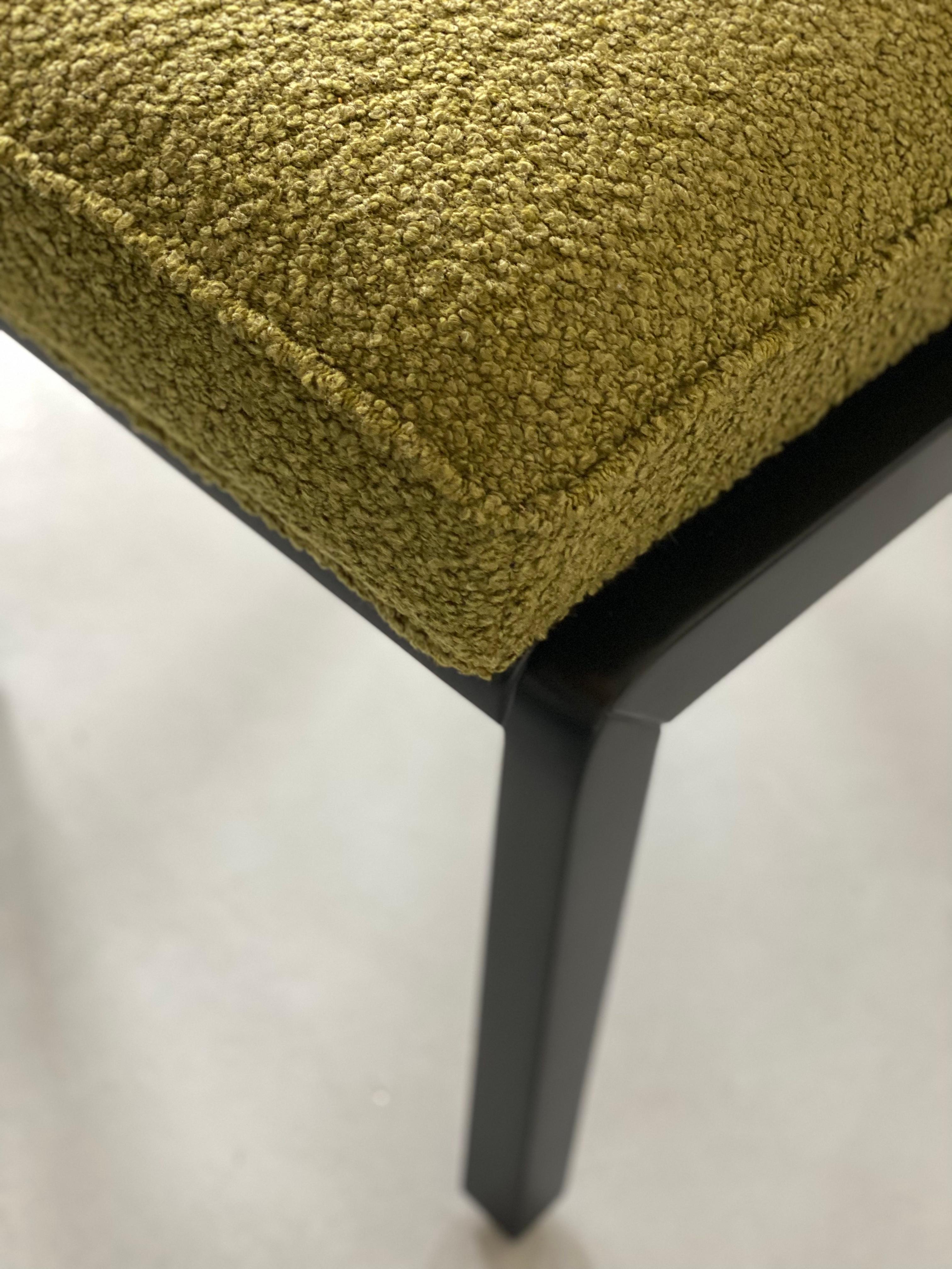 Sedia da pranzo Atena su misura con rivestimento in ebano nero e bouclé verde in vendita 4