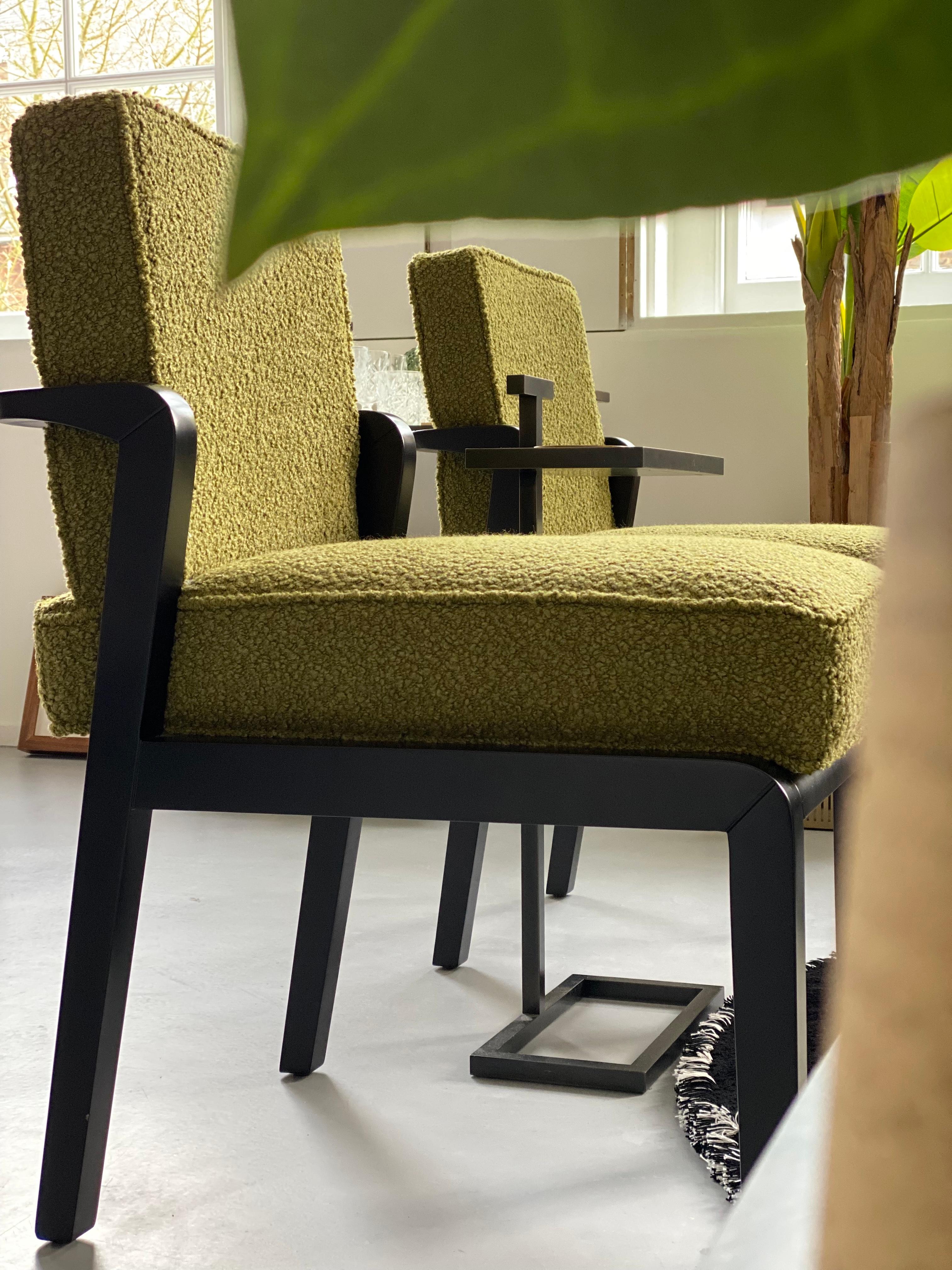 Sedia da pranzo Atena su misura con rivestimento in ebano nero e bouclé verde in vendita 6