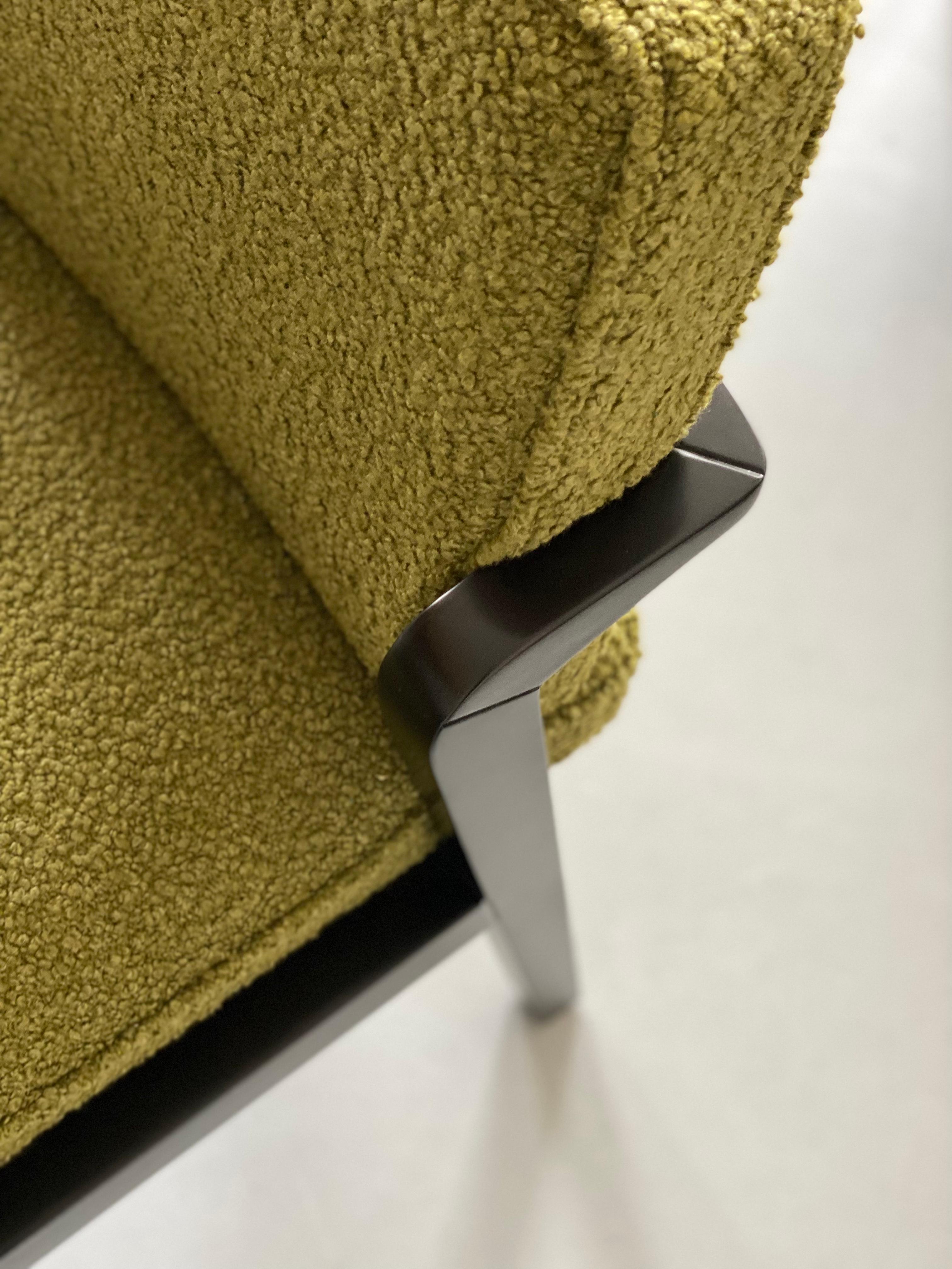 Sedia da pranzo Atena su misura con rivestimento in ebano nero e bouclé verde In condizioni Nuovo in vendita a London, GB