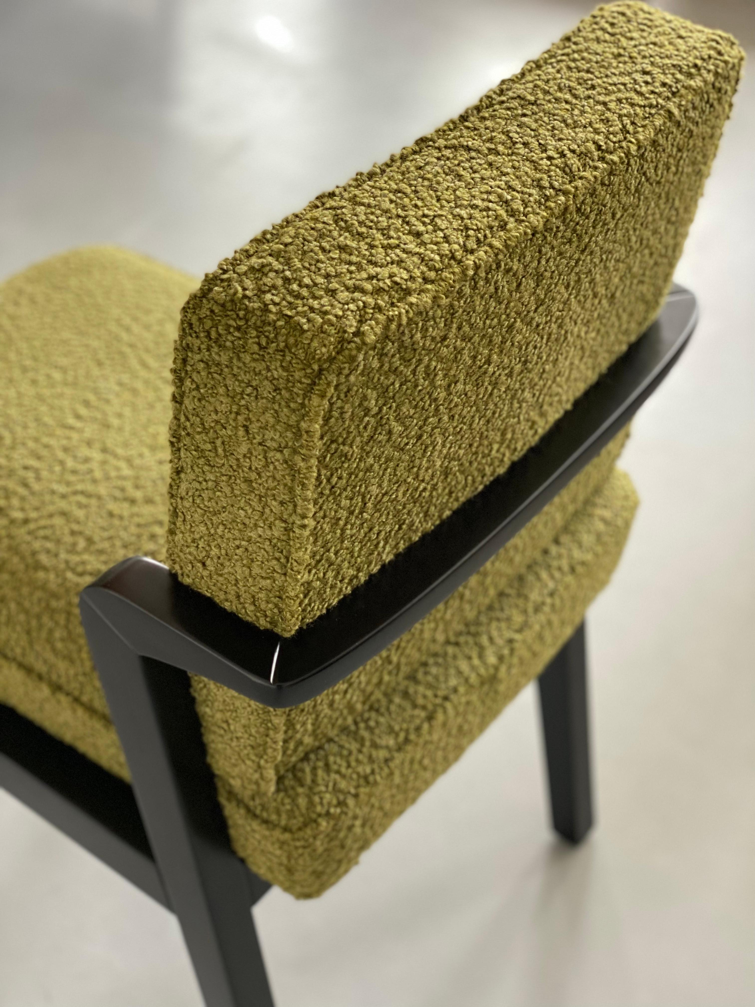 XXI secolo e contemporaneo Sedia da pranzo Atena su misura con rivestimento in ebano nero e bouclé verde in vendita
