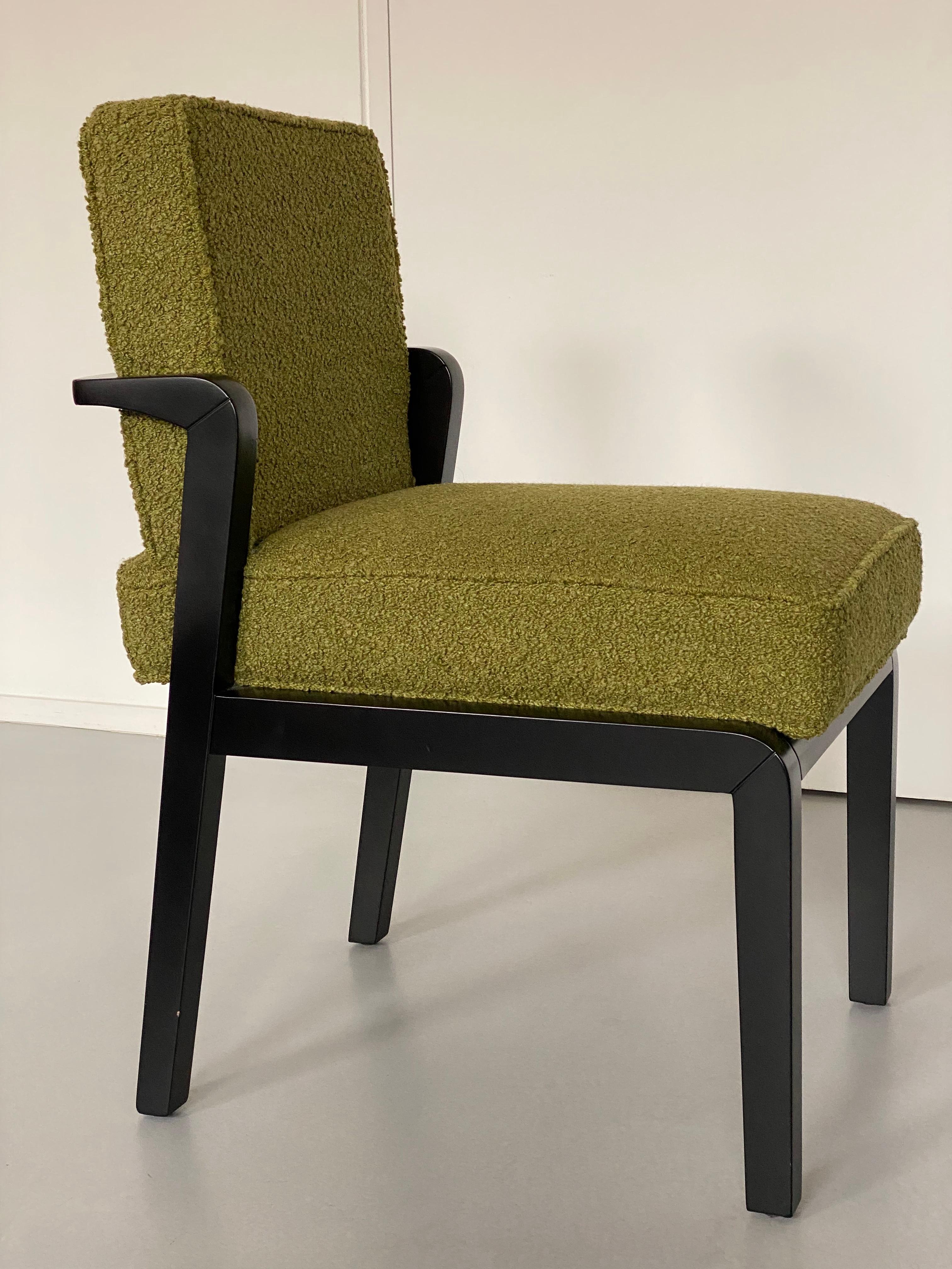 Bouclé Sedia da pranzo Atena su misura con rivestimento in ebano nero e bouclé verde in vendita