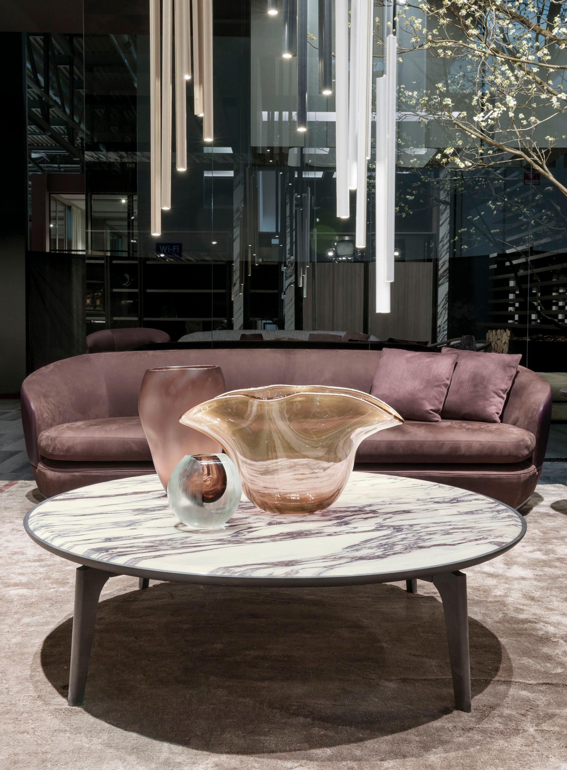 Vaso in vetro soffiato dalla forma irregolare, caratterizzato da una decorazione tradizionale veneziana
realizzata da una foglia d’oro o argento che, con la soffiatura, si frammenta all’interno del vetro. È disponibile in tre
colori: ametista/foglia