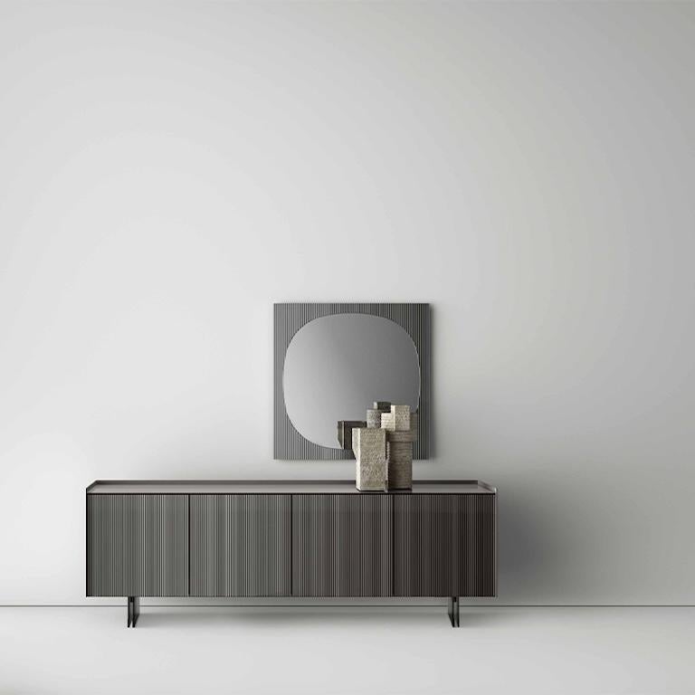 Aterea is a sideboard of pure and linear design, thought to be interpreted and personalized according to personal taste and interior style. The choice of the fused glass versions for the frontals, make it the witness of a constructive excellence