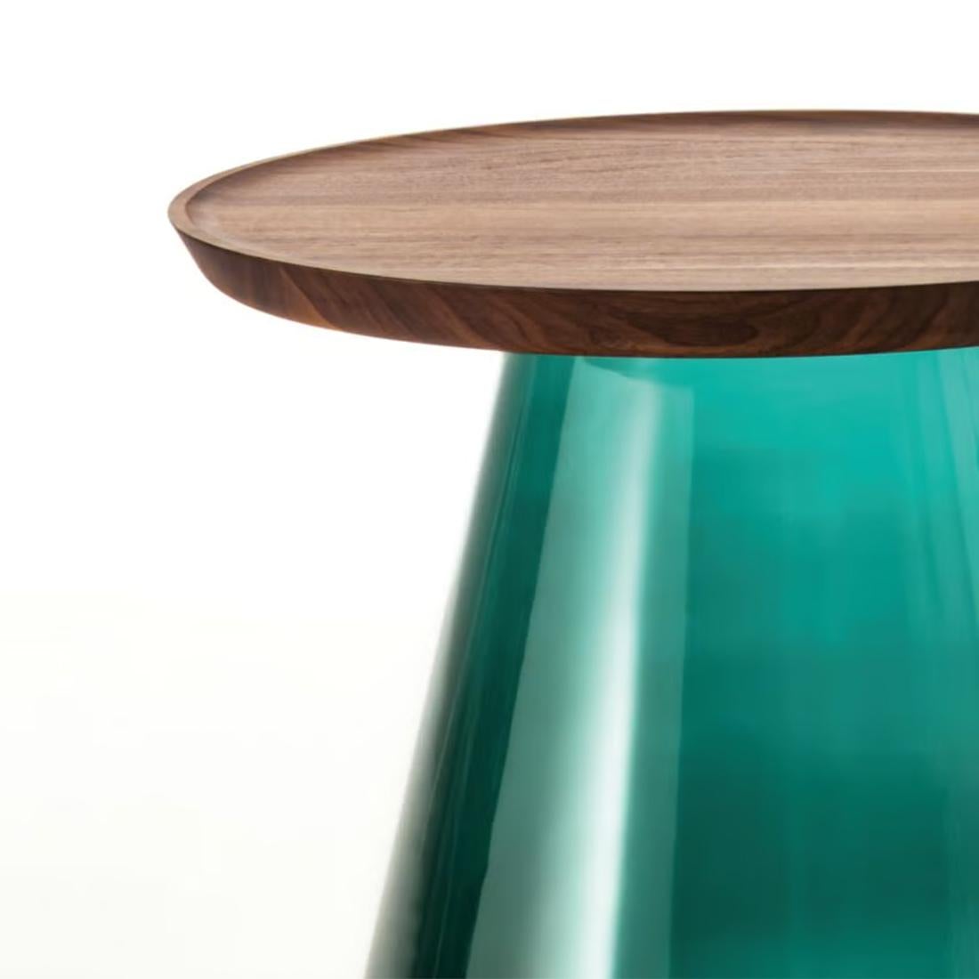 Table d'appoint Aterma Large avec base en verre soufflé en 
finition vert d'eau et plateau rond en noyer solitaire.
Également disponible sur demande en finition vin rouge ou en 
finition smockée.