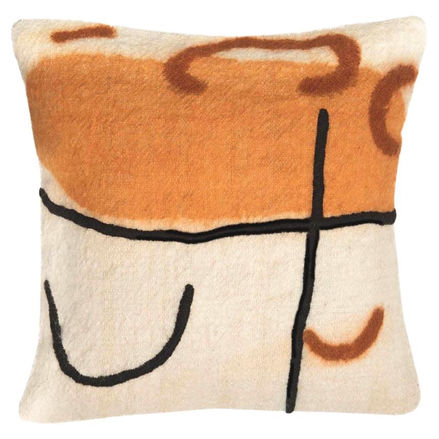 Couvercle de coussin Athay en laine brodée à la main et peinte à la main avec des teintures naturelles en vente