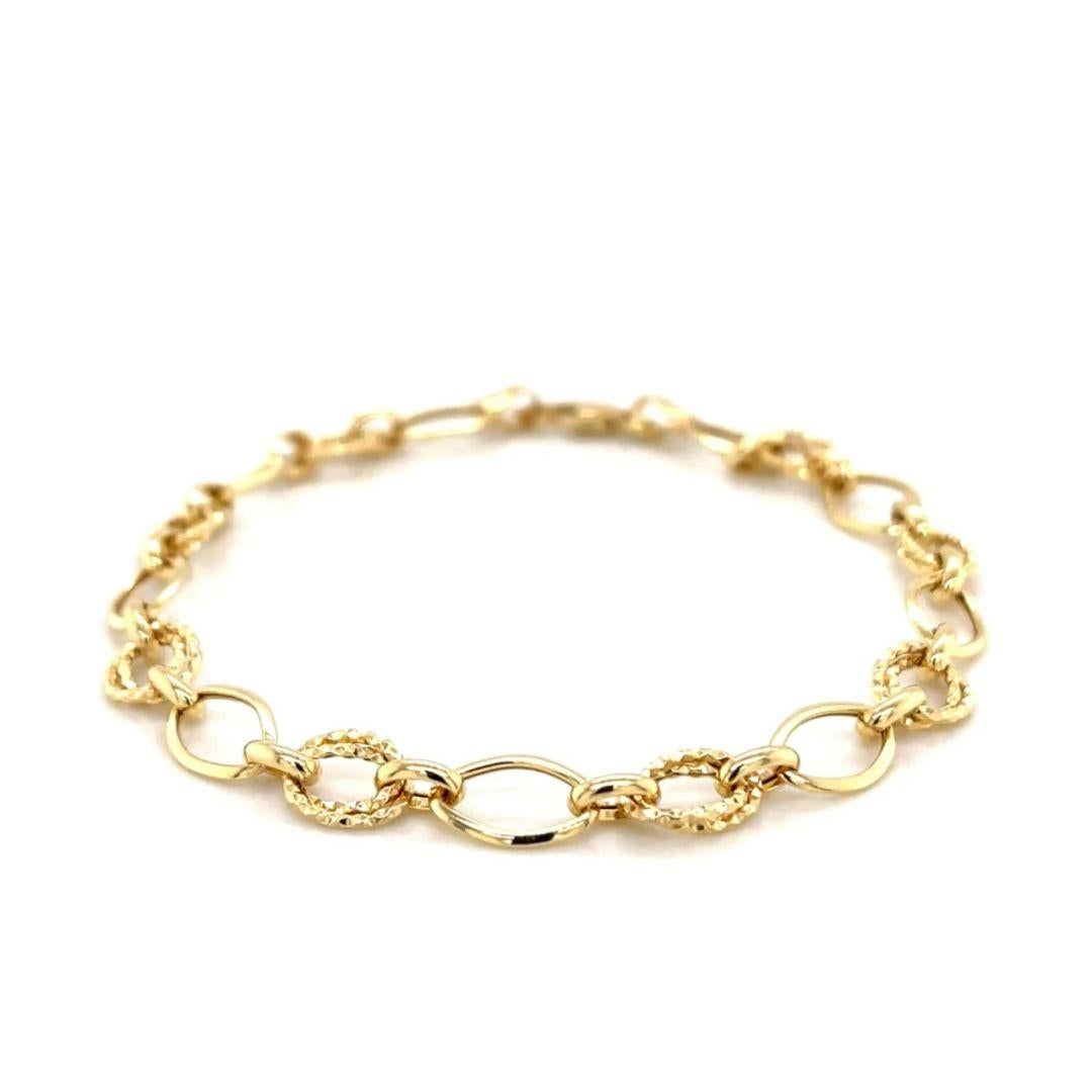 Esta ligera y cómoda pulsera de cadena para todos los días está fabricada en oro amarillo de 18 quilates, con un diseño de cadena único y especial que añade un toque sutil pero elegante a cualquier look. El elegante diseño de la pulsera la hace