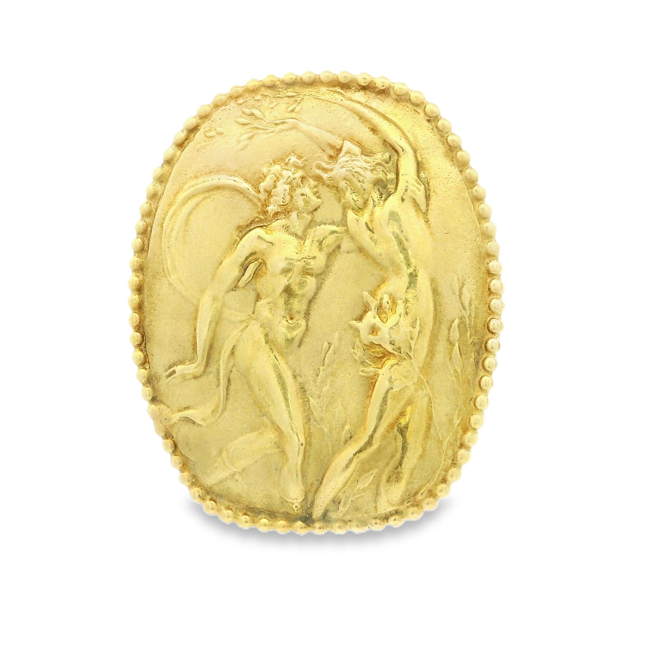 Un poderoso y escultural par de pendientes de oro amarillo de 18 quilates que representan una escena mitológica centrada en Atenea, la venerada diosa griega de la sabiduría, la estrategia y la guerra heroica. Realizadas en oro amarillo, las figuras