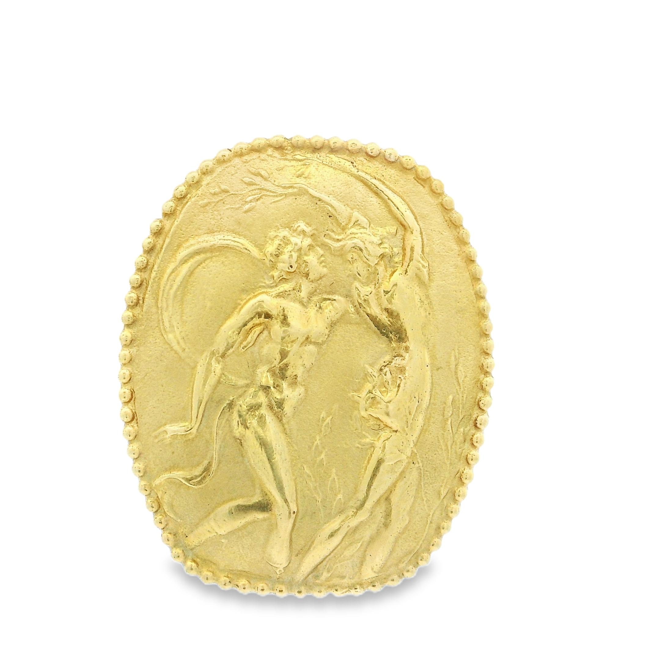 Pendientes Atenea de oro amarillo de 18 quilates con escena mitológica griega en relieve Renacimiento en venta