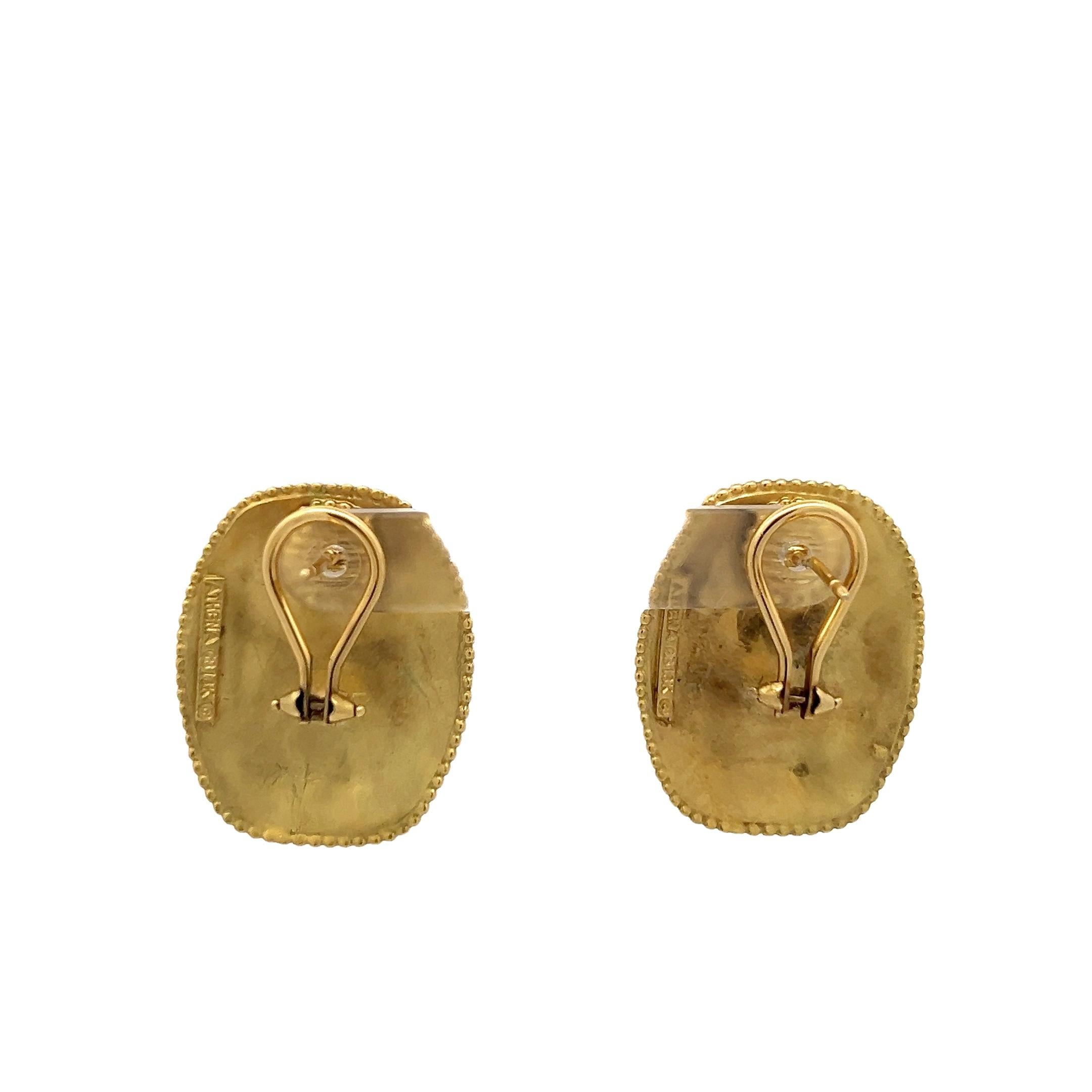 Boucles d'oreilles Athéna en or jaune 18 carats avec scène de mythologie grecque en relief Excellent état - En vente à Miami, FL
