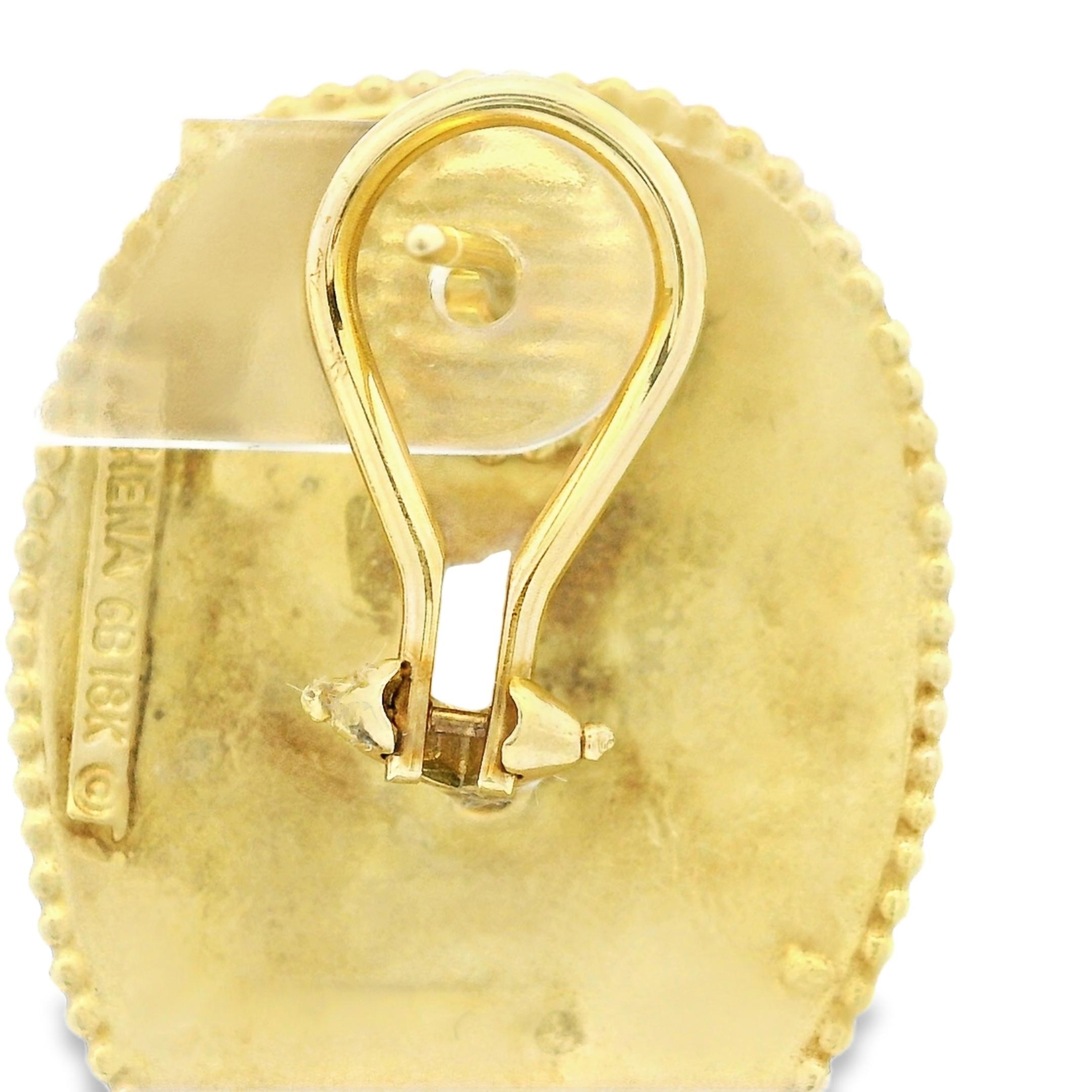 Pendientes Atenea de oro amarillo de 18 quilates con escena mitológica griega en relieve en Excelente estado para la venta en Miami, FL