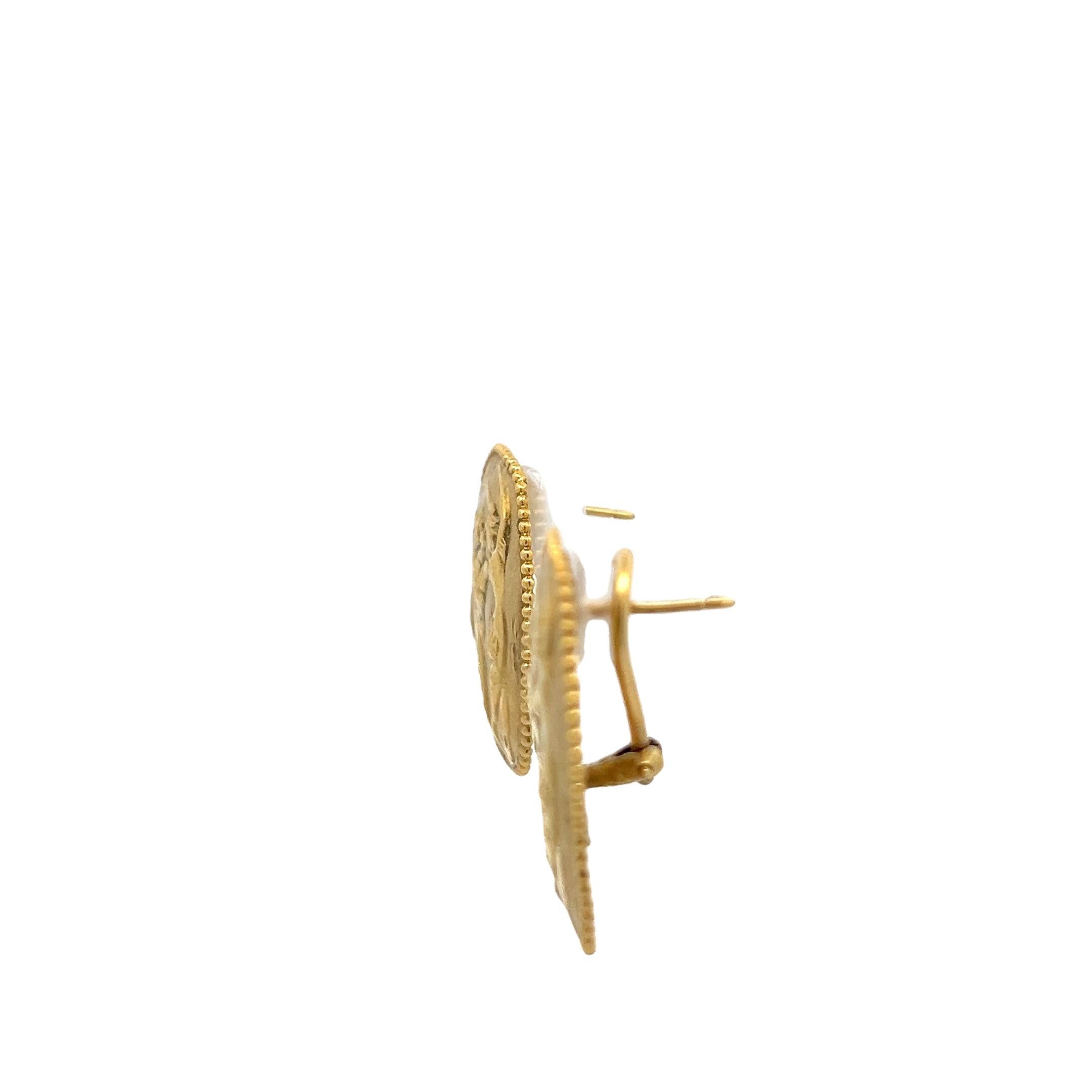 Boucles d'oreilles Athéna en or jaune 18 carats avec scène de mythologie grecque en relief en vente 1