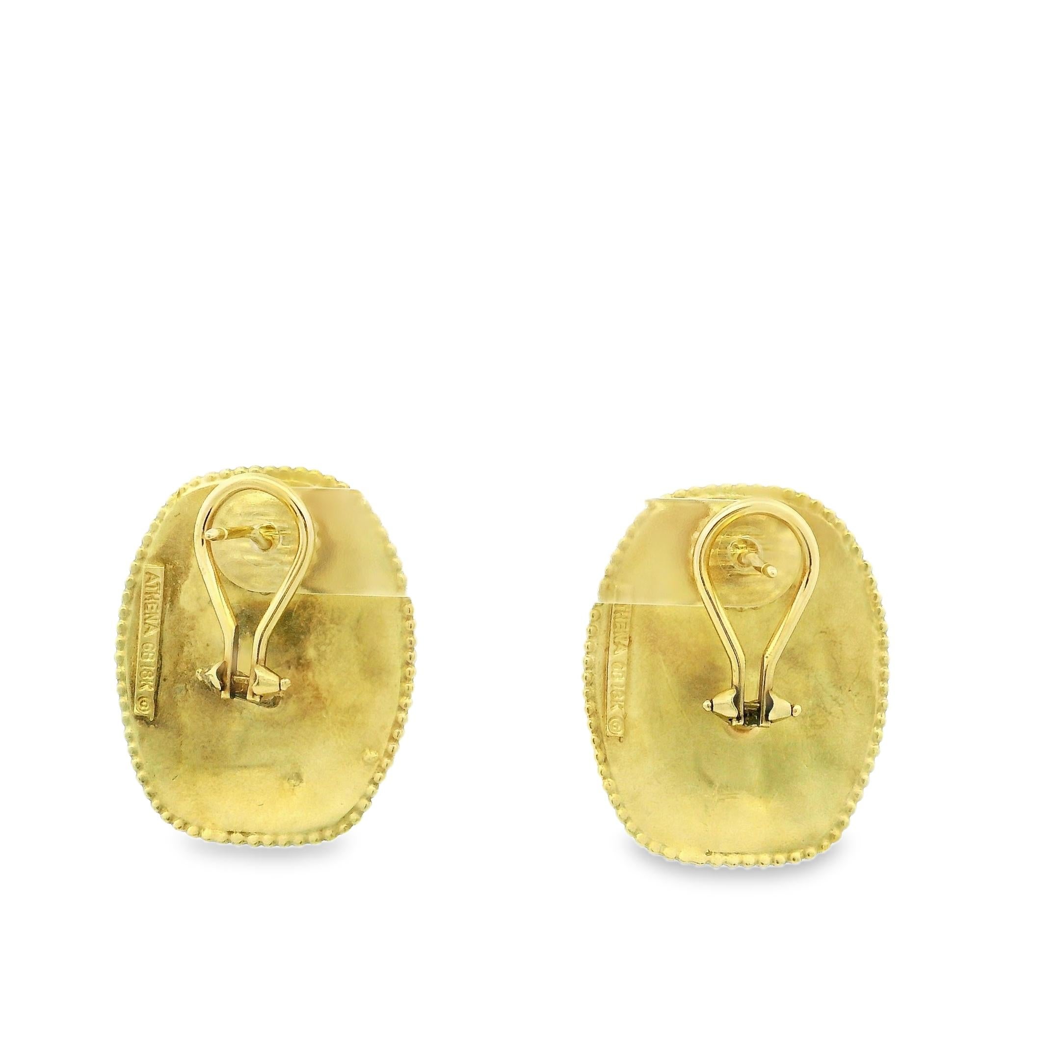 Pendientes Atenea de oro amarillo de 18 quilates con escena mitológica griega en relieve en venta 1