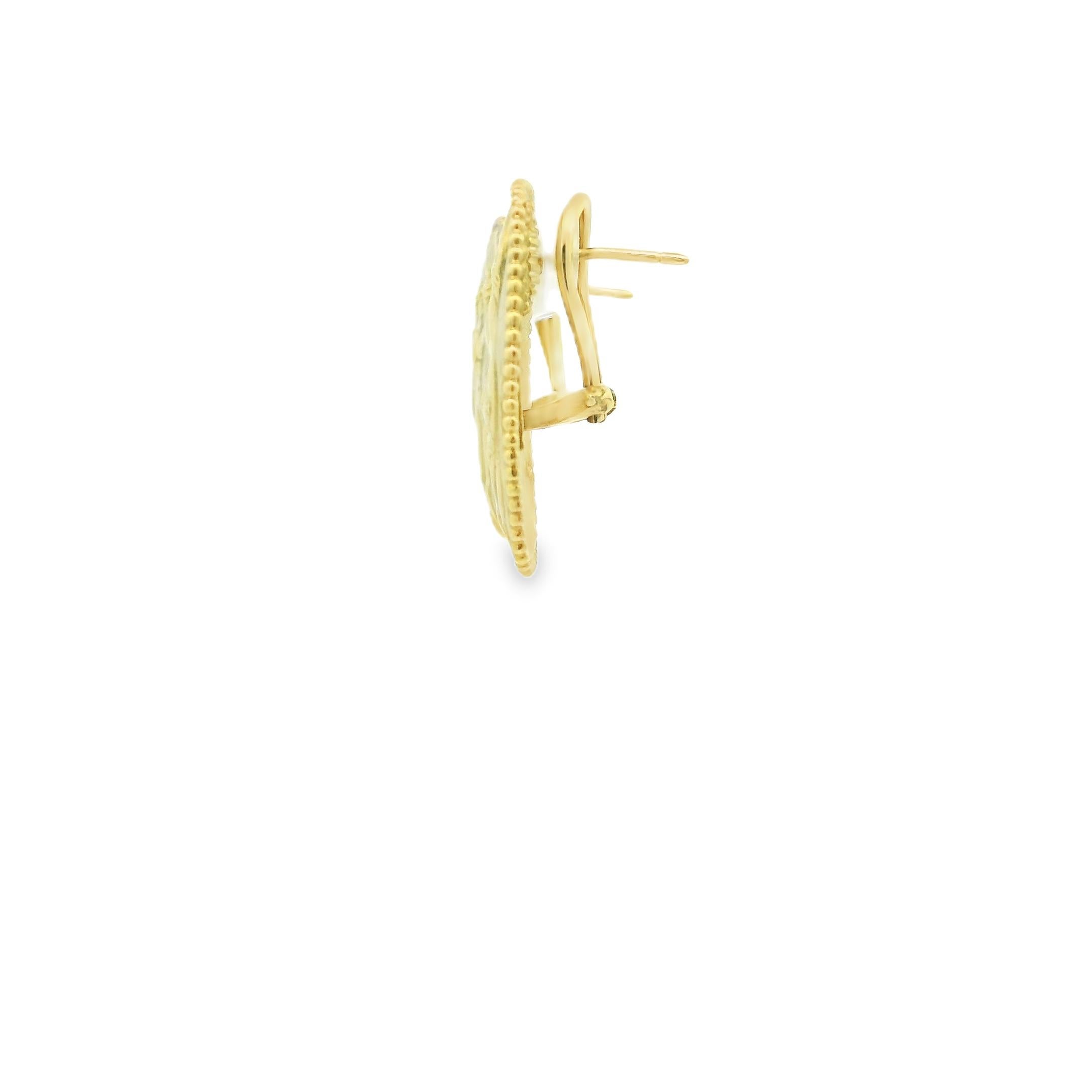 Pendientes Atenea de oro amarillo de 18 quilates con escena mitológica griega en relieve en venta 2