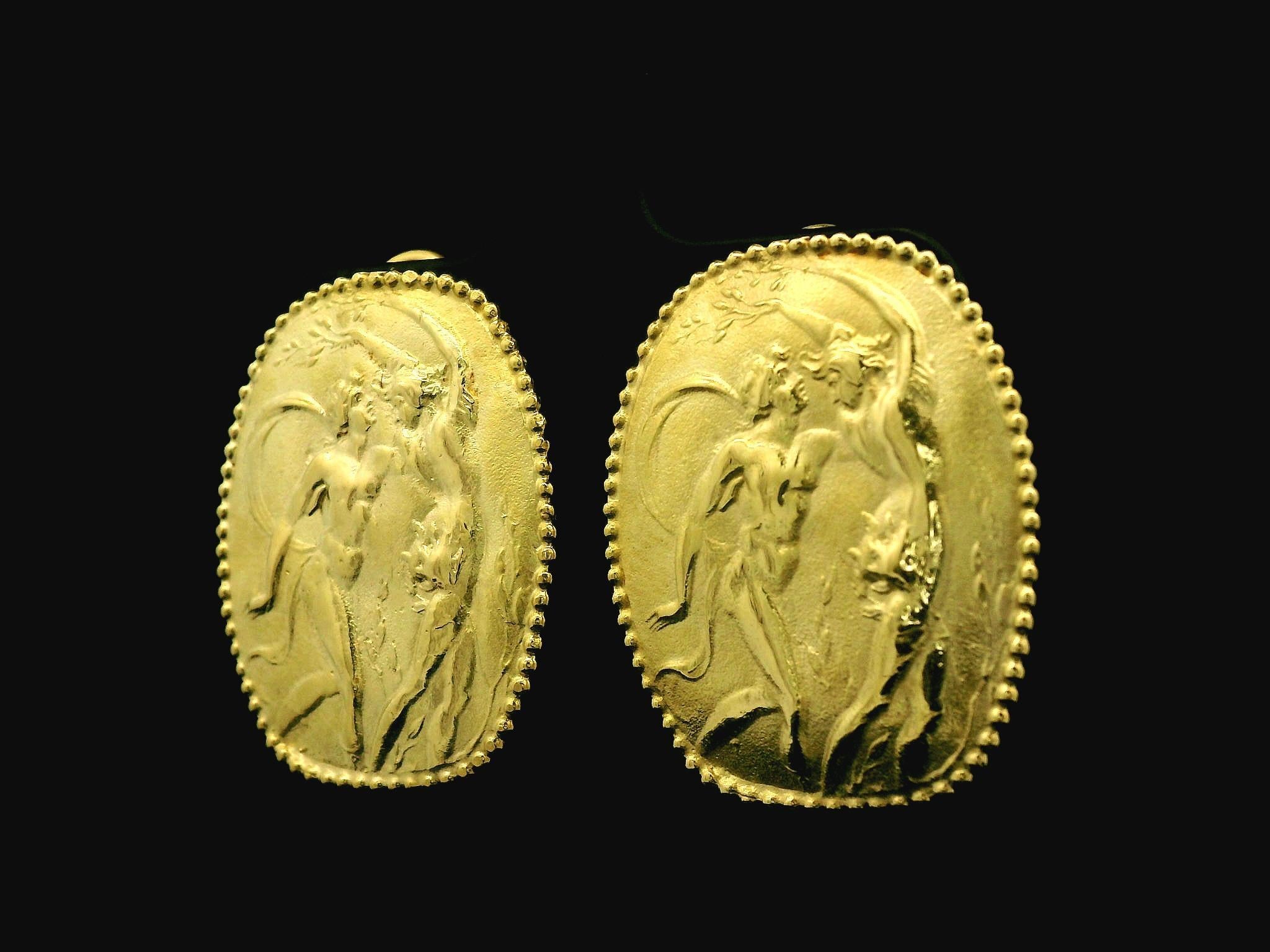 Boucles d'oreilles bouton en or jaune 18 carats Athéna, scène de la mythologie grecque, camée, à clipser en vente 1