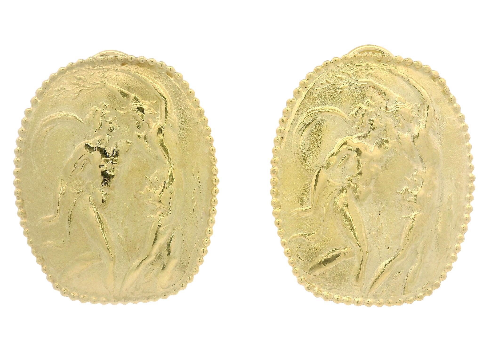 Boucles d'oreilles bouton en or jaune 18 carats Athéna, scène de la mythologie grecque, camée, à clipser en vente 3