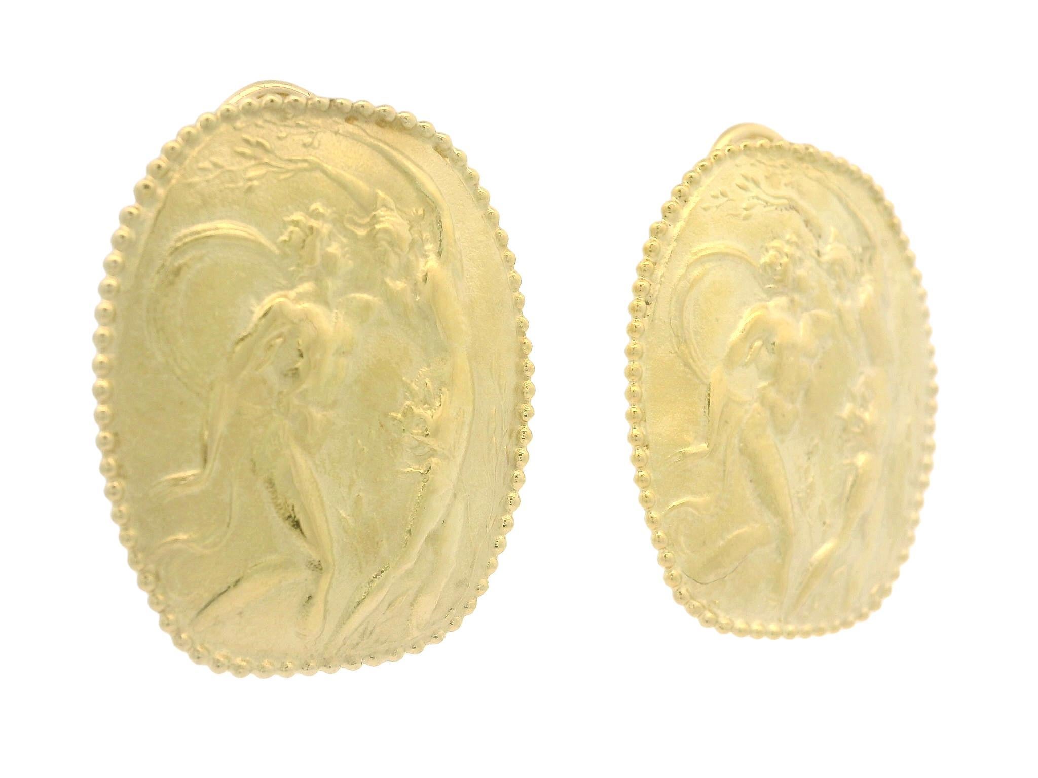 Boucles d'oreilles bouton en or jaune 18 carats Athéna, scène de la mythologie grecque, camée, à clipser en vente 4