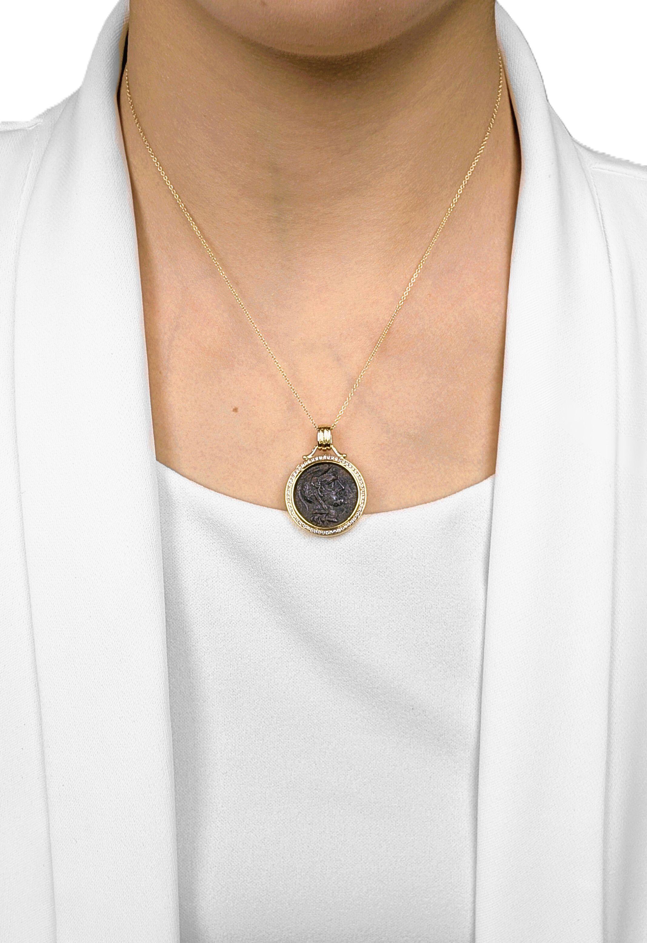 Fusion saisissante de l'histoire et du luxe, ce pendentif est orné d'une authentique pièce de monnaie ronde Athéna de la Grèce antique, un artefact d'une importance culturelle intemporelle. La pièce est entourée d'un halo radieux de 88 diamants