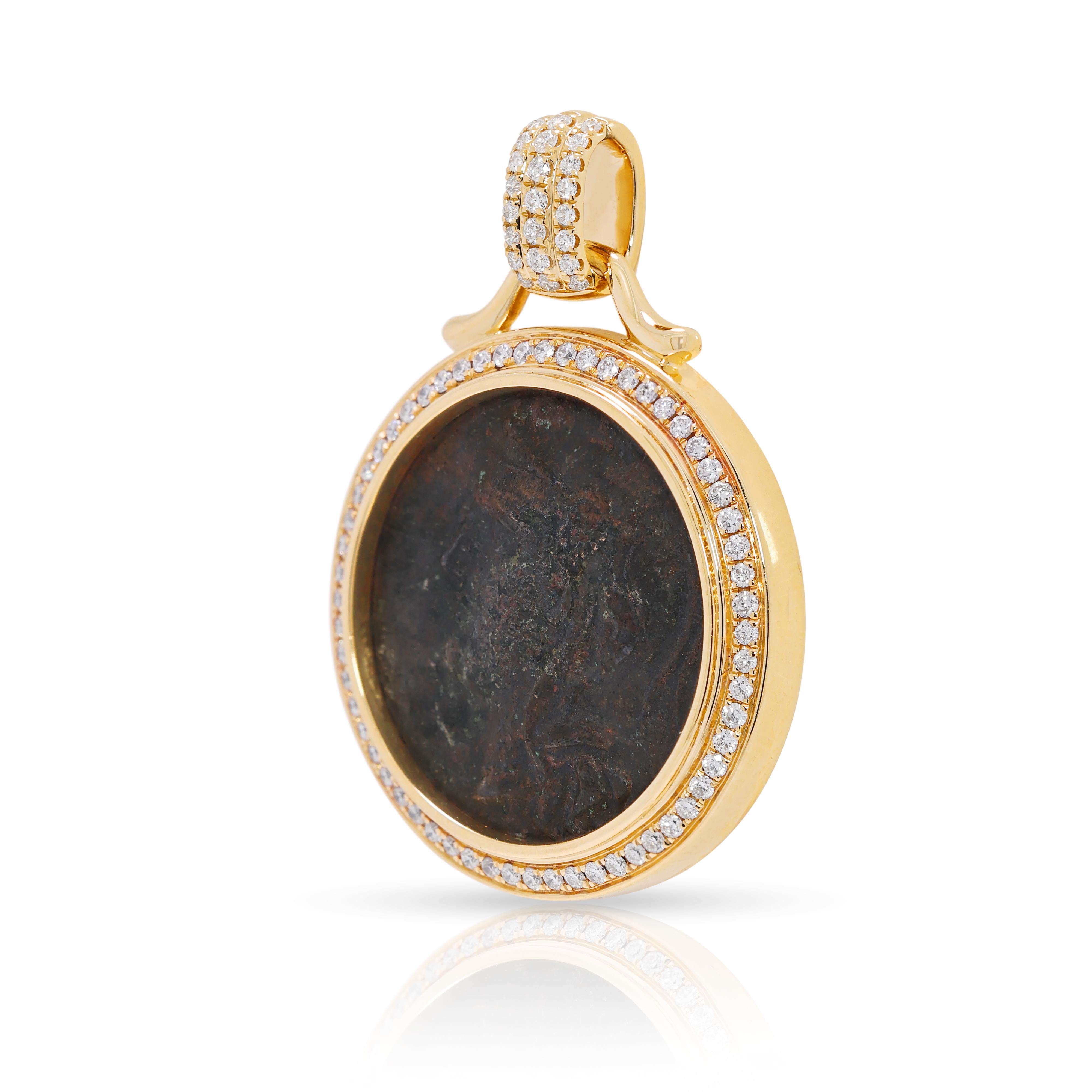 Taille ronde Athéna Pièce de monnaie grecque antique Pendentif en or jaune 18 carats avec 0,44 ct de diamant en vente