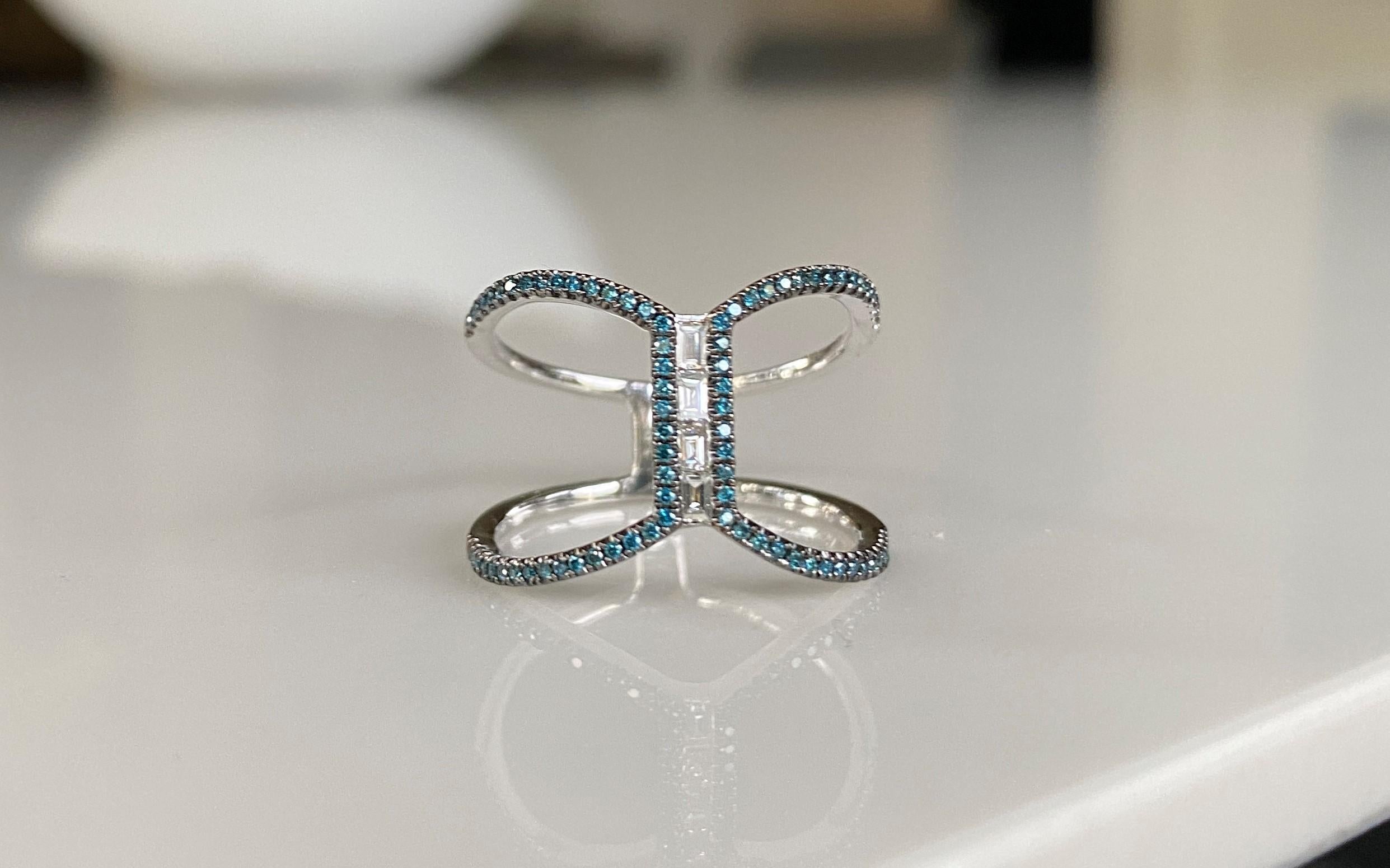 Setzen Sie ein Zeichen mit diesem exquisiten Ring mit gepflasterten blauen Diamanten und großzügigen weißen Diamantbaguetten. Sie können den Ring nach oben oder unten tragen, als Freundschaftsring oder als alternativen Brautring.  