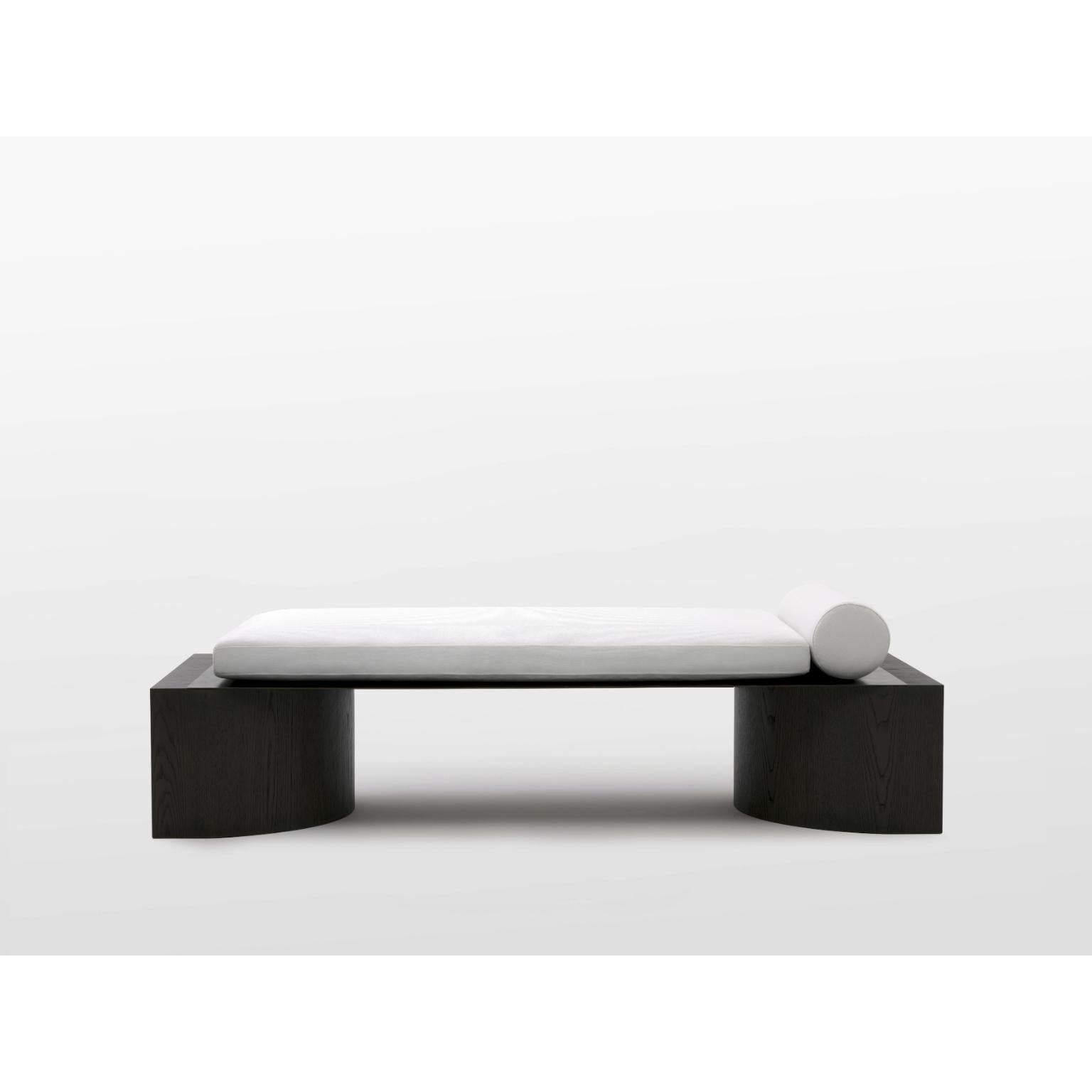 Athena Daybed in rovere tinto marrone medio, ferro grezzo e tessuto di lino di OZA Design
Dimensioni: P 80 x L 200 x H 46 cm. SH: 46 cm.
Materiali: Rovere tinto marrone medio, ferro grezzo e lino. 

Disponibile in diverse opzioni di materiali e