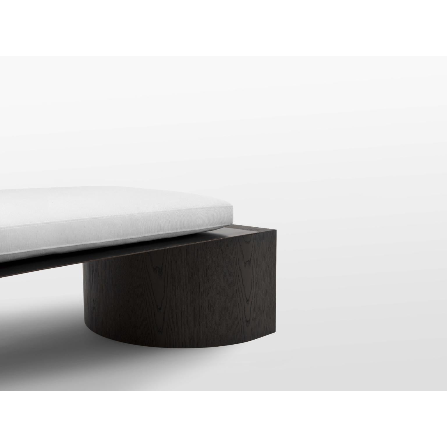 Postmoderno Athena Daybed in rovere tinto marrone medio, ferro grezzo e tessuto di lino di OZA Design in vendita