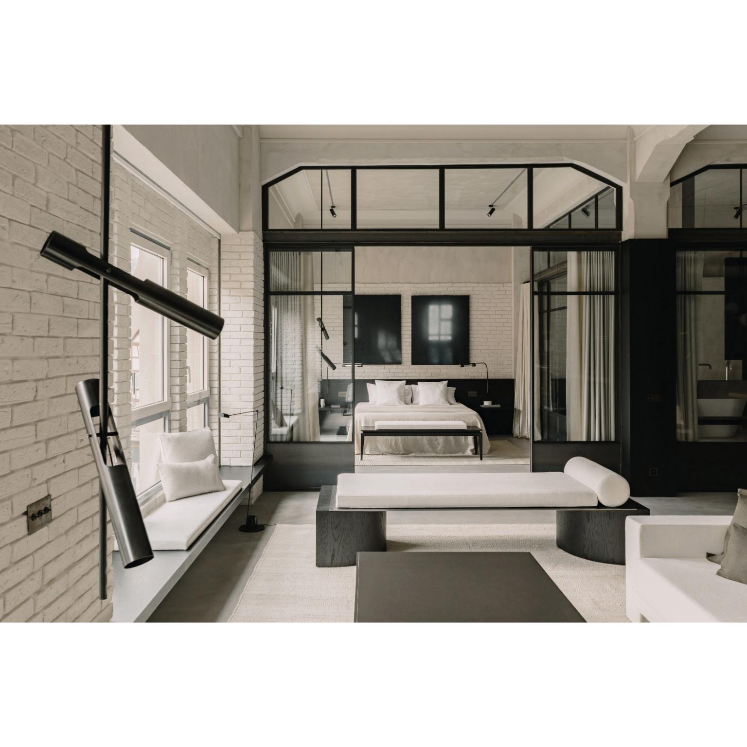 XXI secolo e contemporaneo Athena Daybed in rovere tinto marrone medio, ferro grezzo e tessuto di lino di OZA Design in vendita