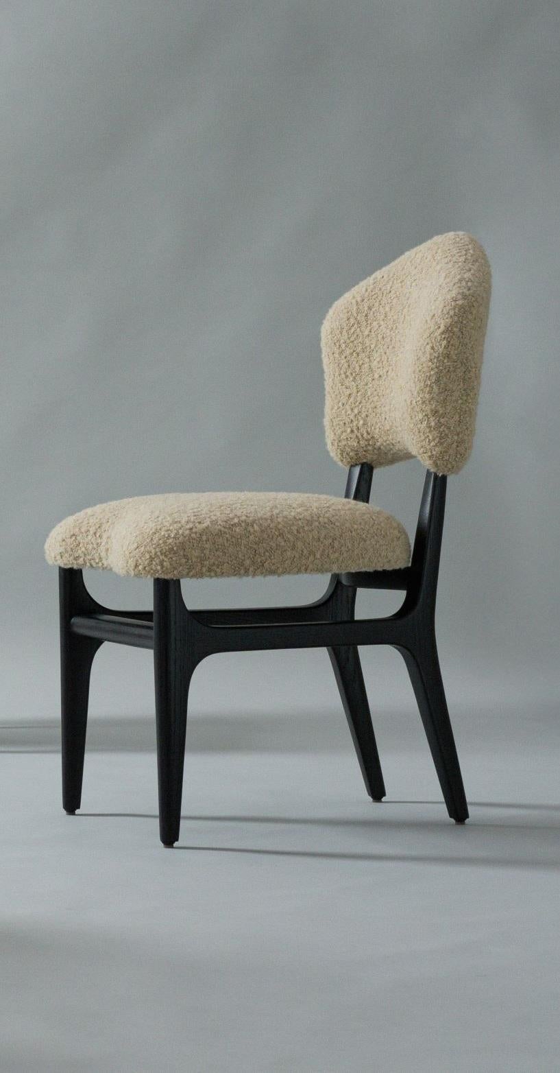 Sintesi artistica di bellezza e comfort, la sedia da pranzo Athena abbina una seduta e uno schienale dolcemente arrotondati a raffinate gambe affusolate in legno massiccio. Disponibile in una gamma di finiture in legno massiccio, questo pezzo