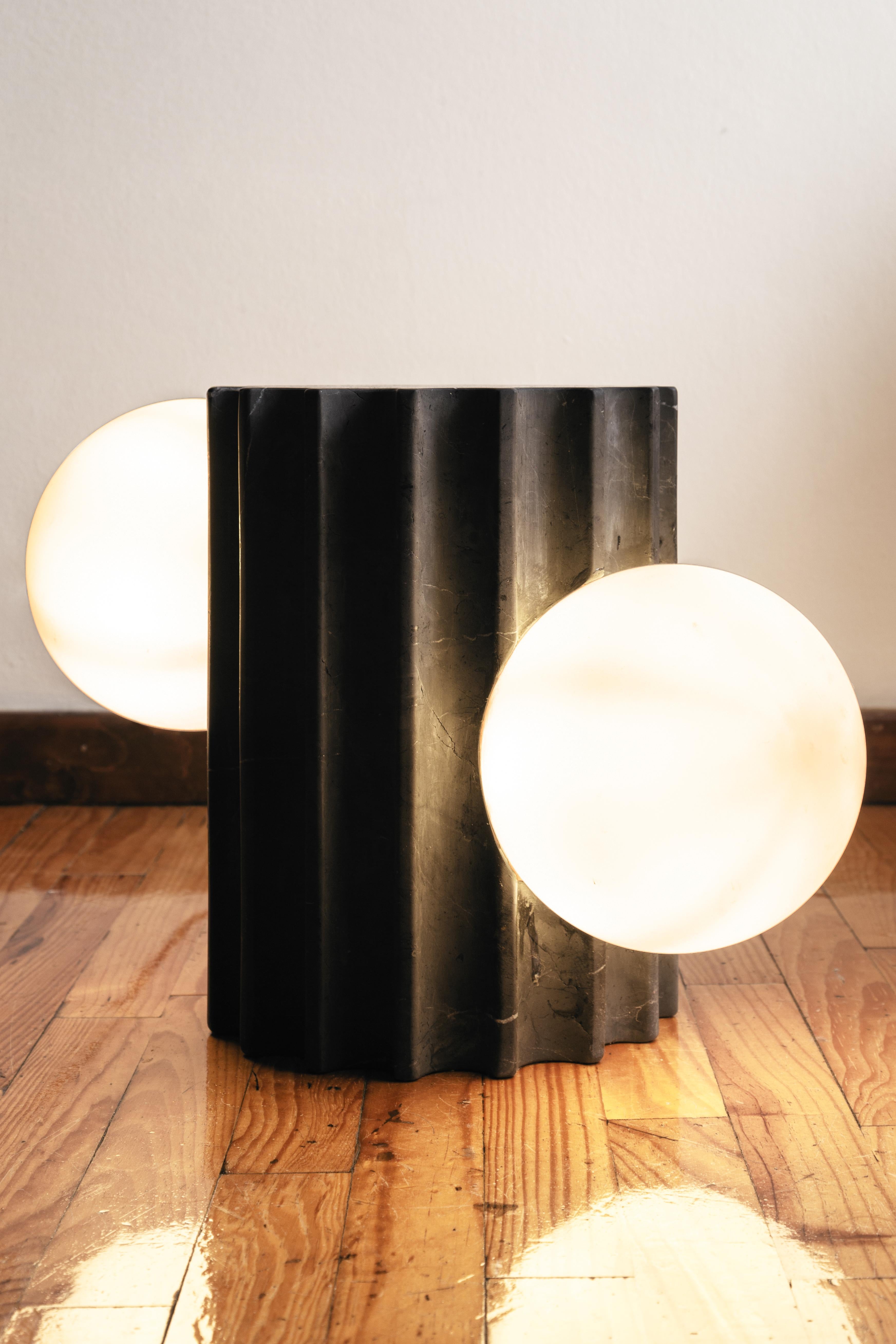 Lámpara Athena de Katia Solórzano
Dimensiones: An 26 x Pr 26 x Al 35 cm
Materiales: Estructura de mármol negro en acabado mate. Pantalla de esfera de cristal esmerilado.

