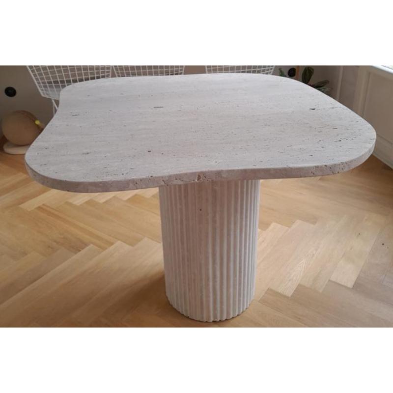 Tavolo da pranzo quadrato Athena Lizea 140 in travertino lavorato a mano di Beije Avenue
Dimensioni: D 140 x L 140 x H 145 cm. 
Materiali: Travertino.

Disponibile in diverse misure. Contattateci.

Il nostro tavolo da pranzo Athena ha una forma