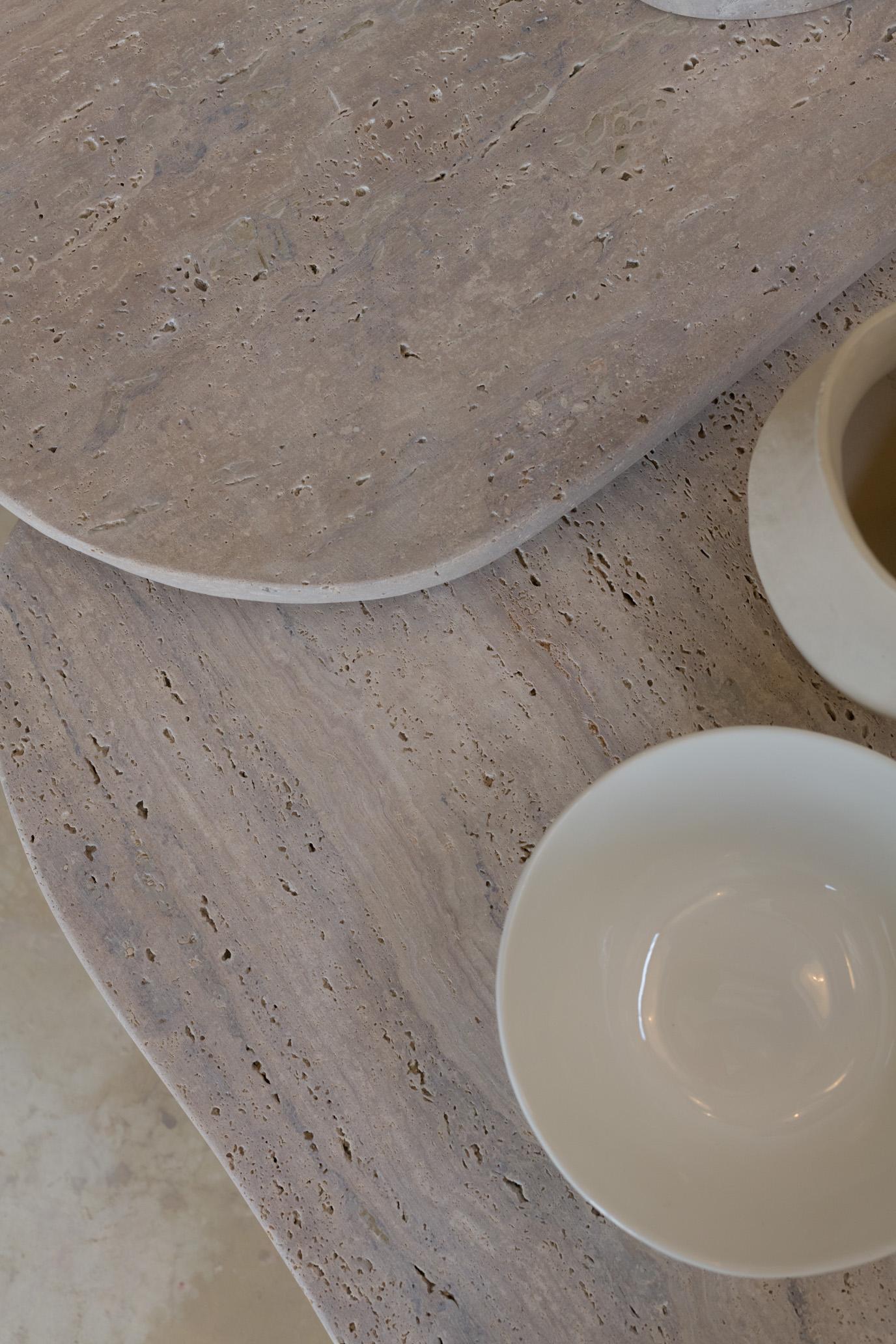 XXI secolo e contemporaneo Tavolo da pranzo quadrato in travertino Organic Top 140 Muted Beige di Beije Avenue in vendita