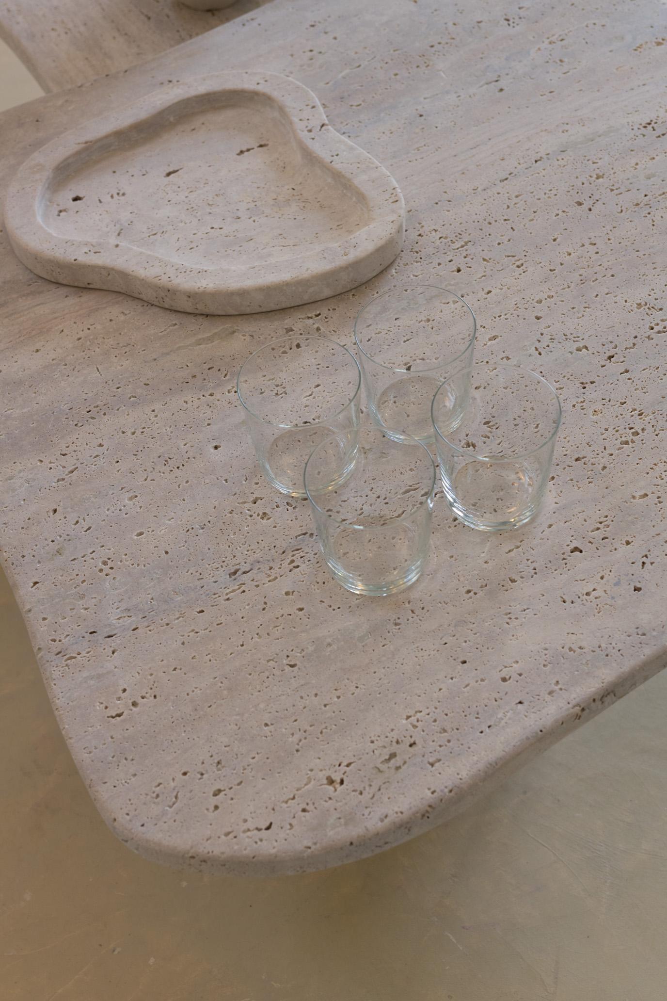 Travertino Tavolo da pranzo quadrato in travertino Organic Top 140 Muted Beige di Beije Avenue in vendita