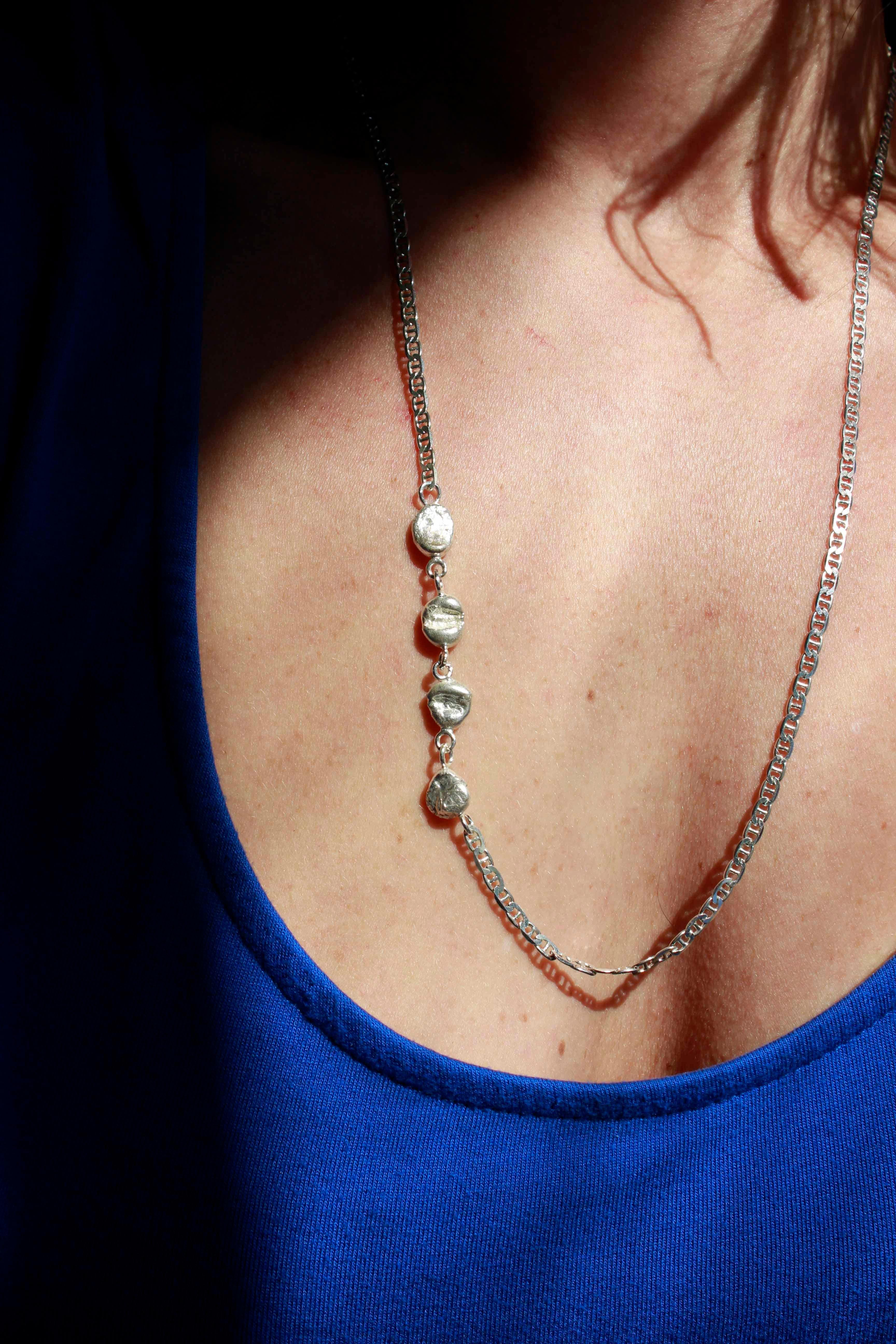 Le remarquable collier Athena se compose de 4 boules en argent reliées à la chaîne en argent.

Le collier mesure 63,5 cm de long.

Les petites boules organiques sont fabriquées à partir de nos déchets d'argent, ce qui signifie qu'elles sont 100 %