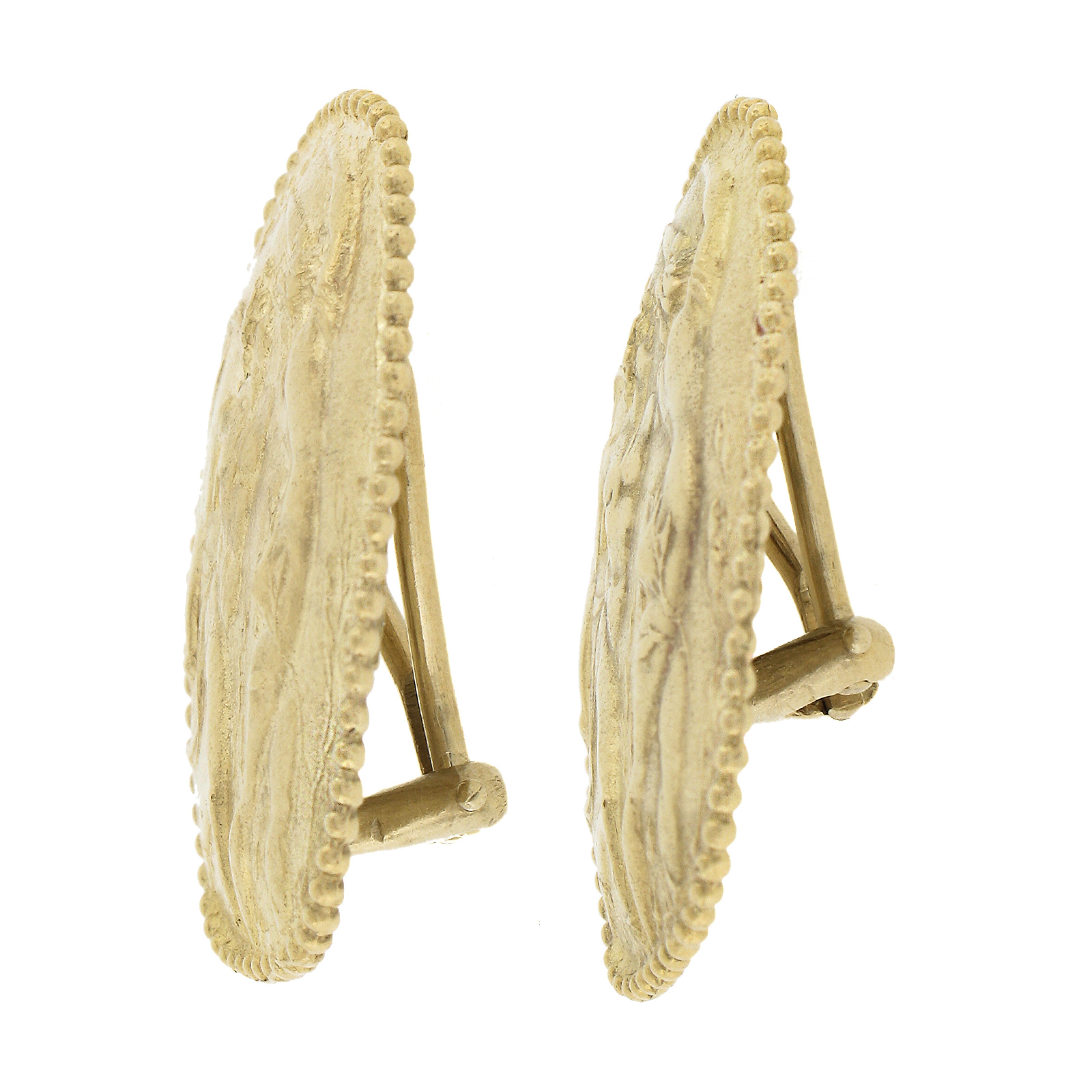 Boucles d'oreilles clips en or jaune 18 ct Apollo avec camée saphène en vente 1