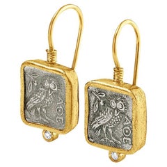Orecchini a goccia a forma di gufo di Athena con diamanti, oro 24kt e argento sterling