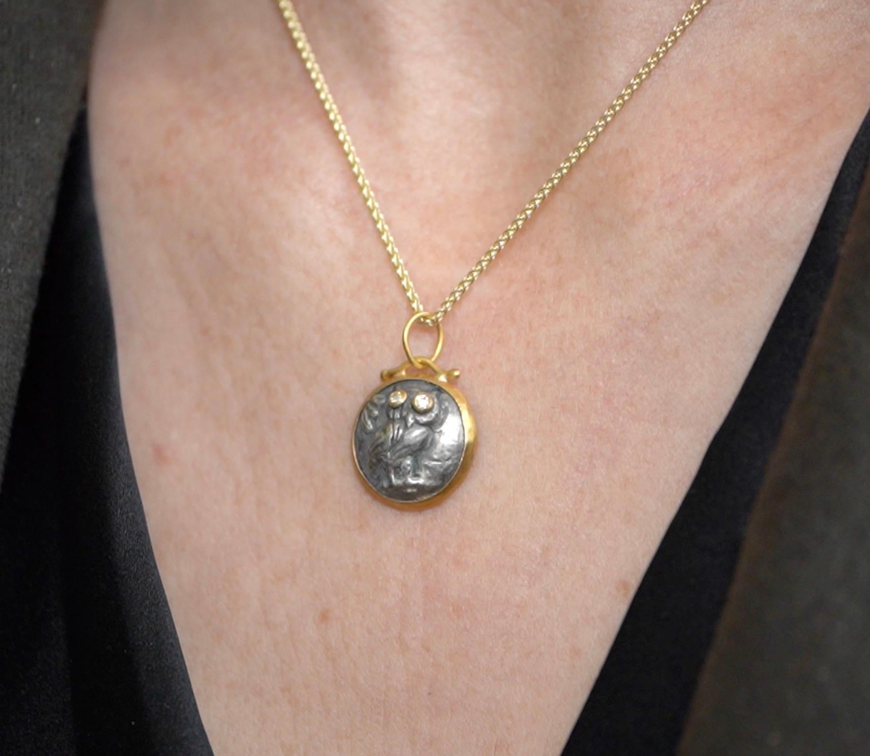 Grec classique Athena''s Owl with Diamond Eyes, collier pendentif à breloque à pièces de monnaie en or 24 carats, SS en vente